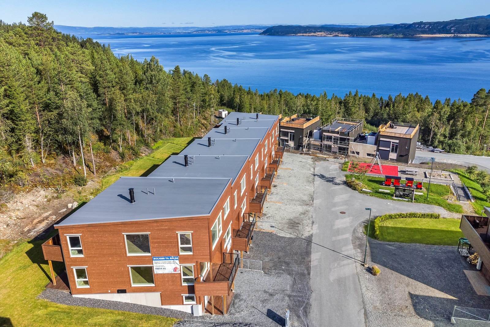 Boligen ligger fint i feltet og ligger såpass høyt at man får en fin utsikt over Trondheimsfjorden. Galleribilde