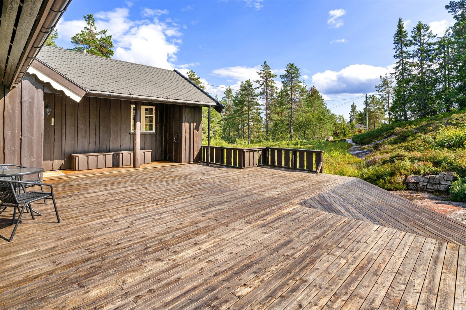 Hytta har en stor og god terrasse som rommer flere ulike sittegrupper og aktiviteter. Galleribilde