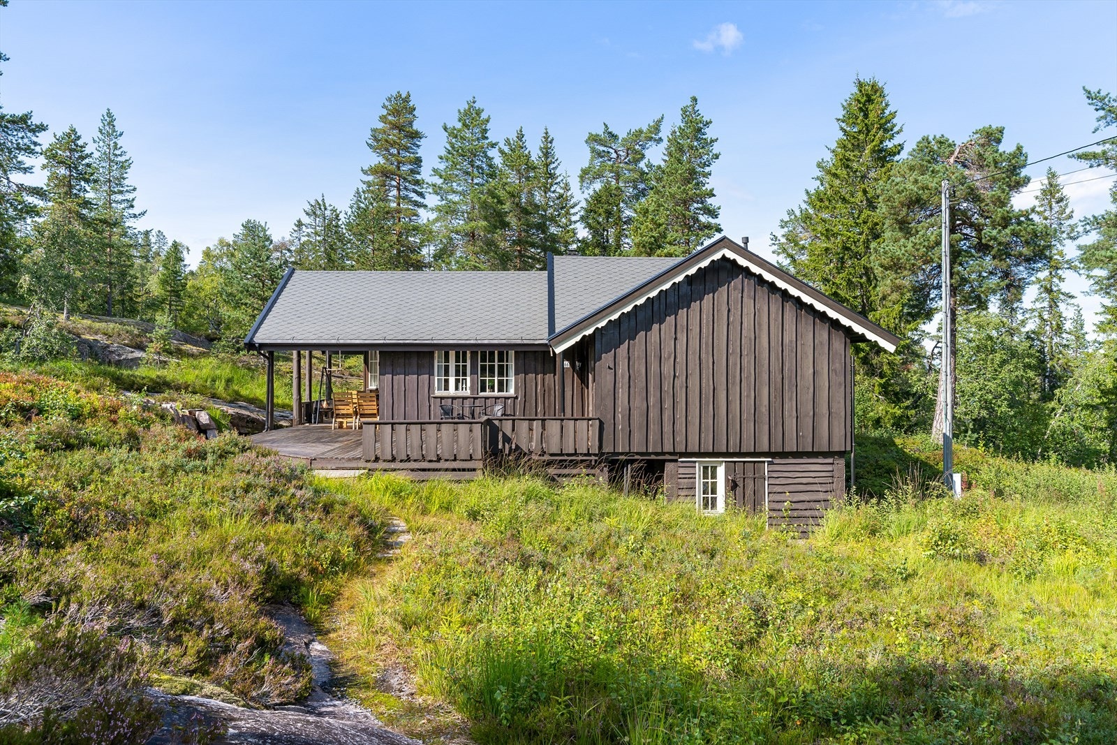 Hytta ligger skjermet og fint til med gode solforhold. Ca 200 meter fra parkering. Galleribilde