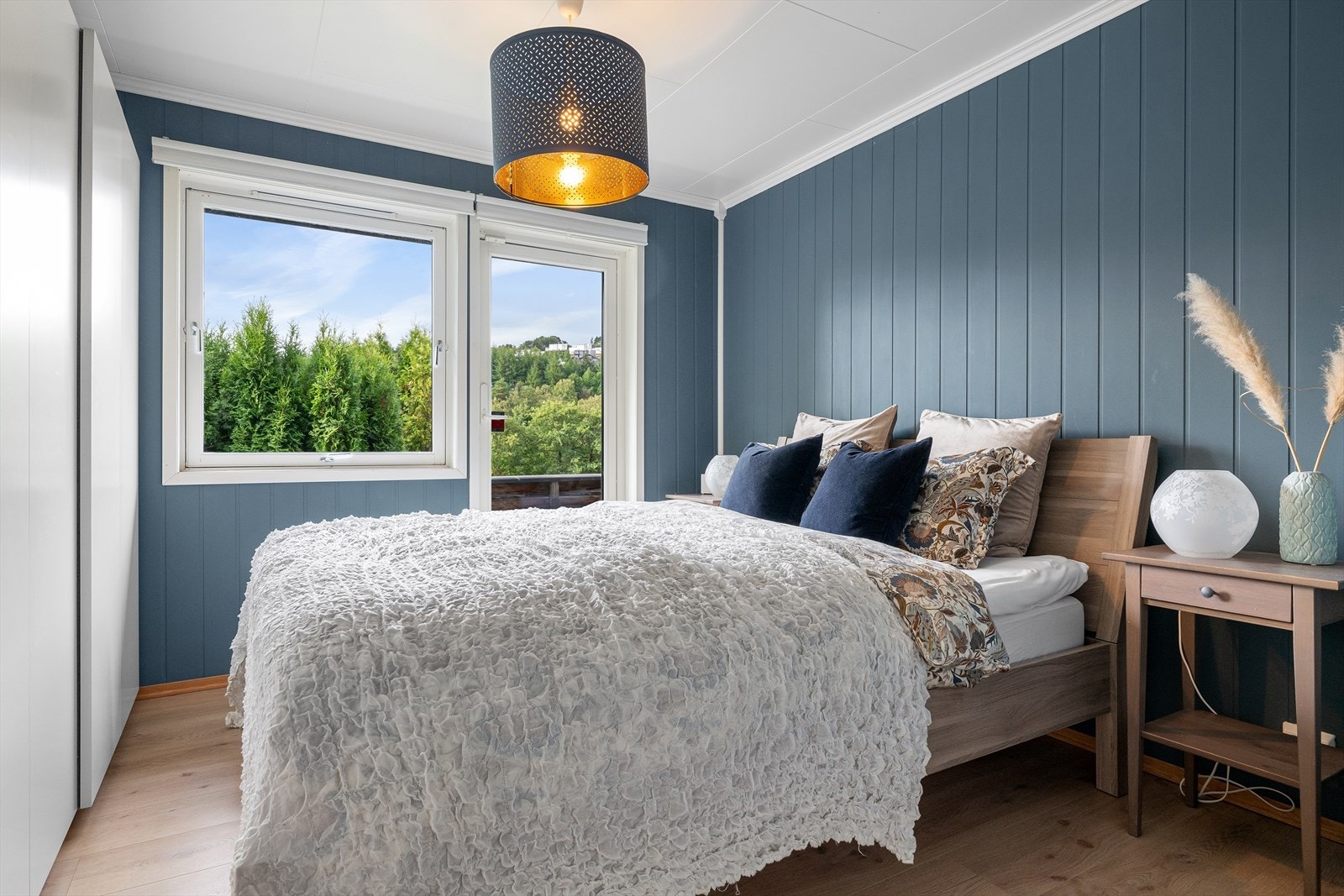 Hovedsoverom med skyvedørsgarderobe og utgang til luftebalkong. Malte panel på vegger. Galleribilde