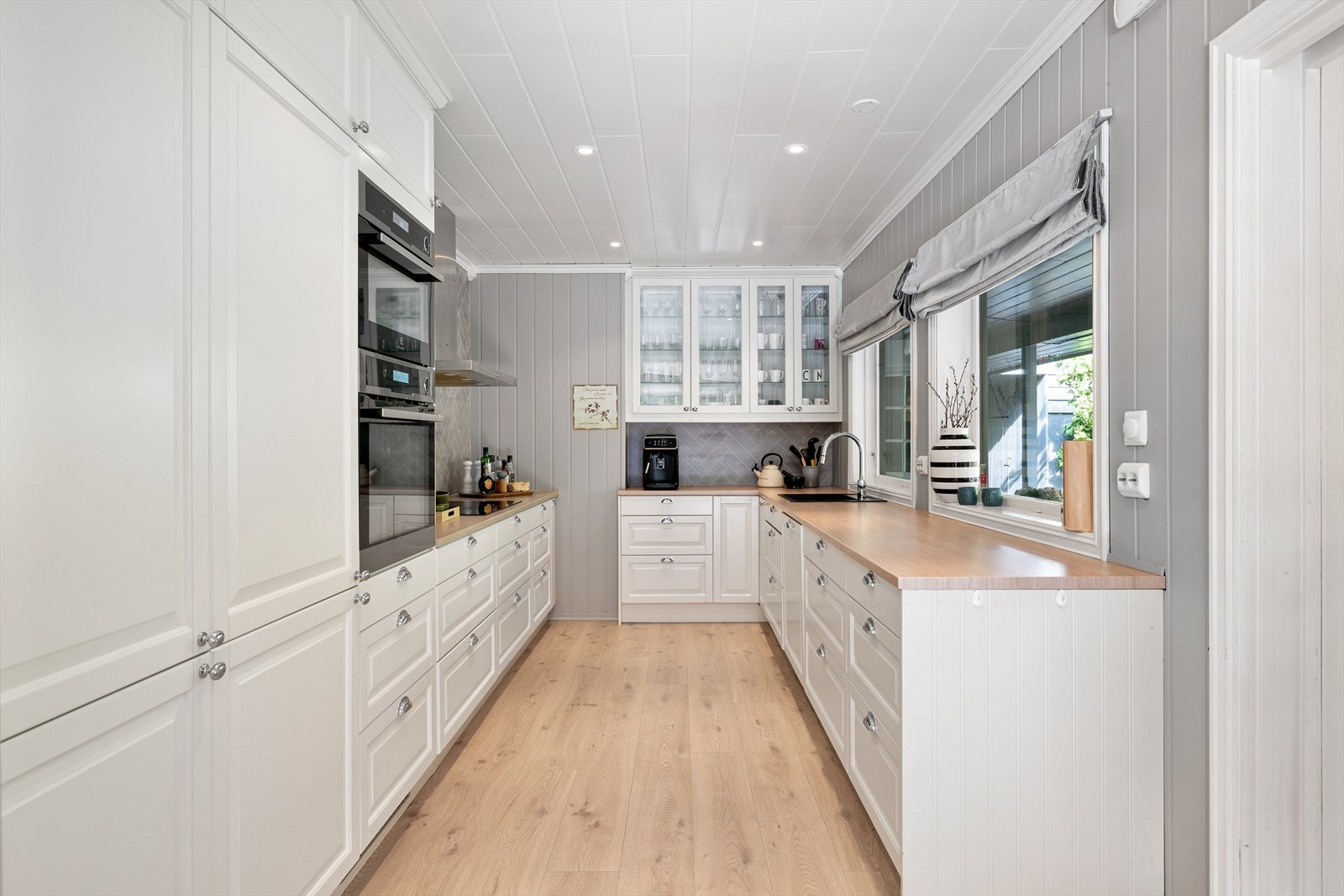 Pent og klassisk kjøkken med veldig god lagringsplass i skuffer og skap. Galleribilde