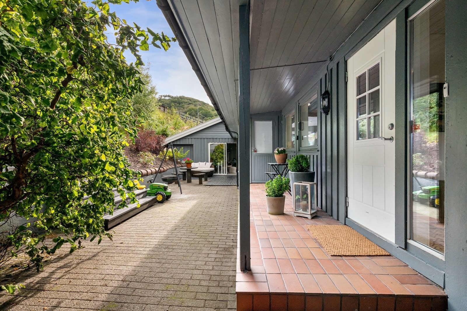 Overbygget inngangsparti med adkomst til både gjesteinngang og bi-inngang/vaskerom. Galleribilde