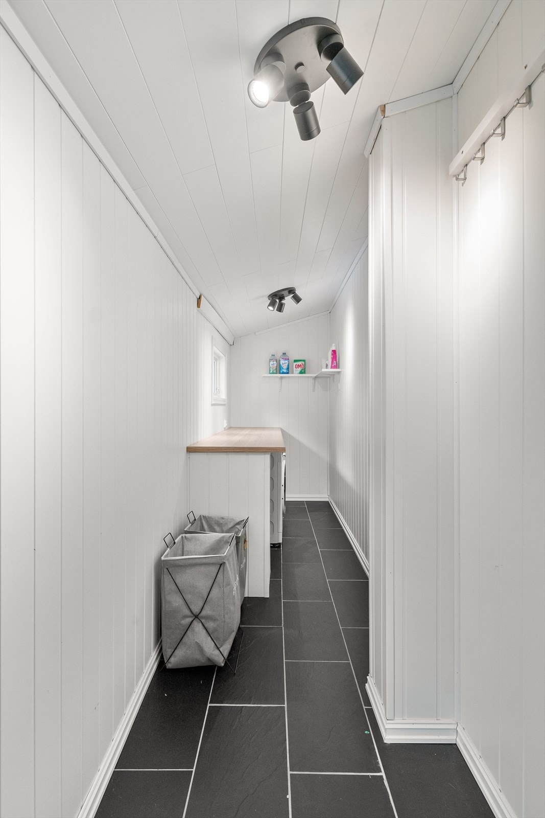 Fra kjøkkenet er det skyvedør inn til vaskerom/bi.inngang. Galleribilde