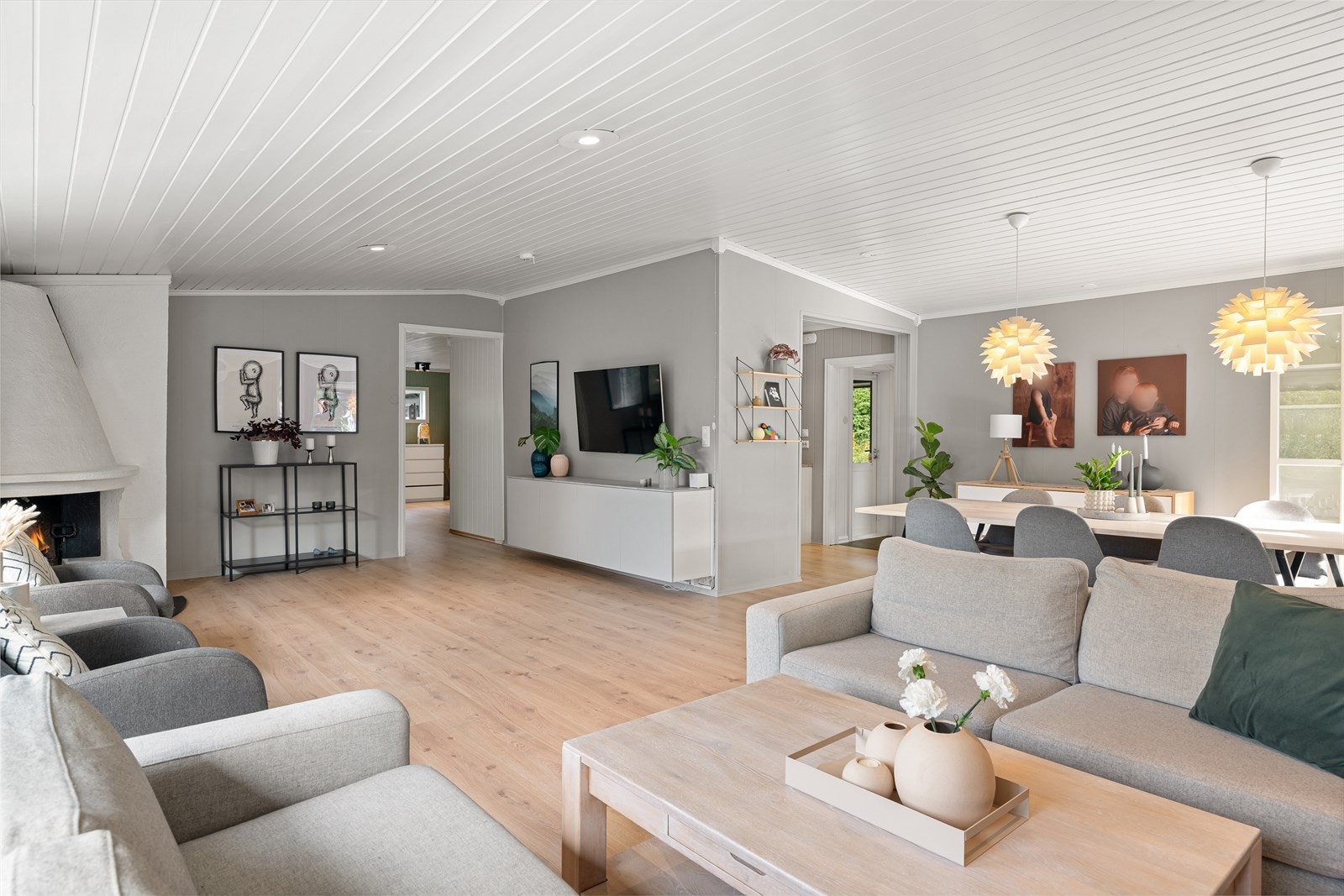 Malte gipsvegger og malt paneltak. Galleribilde