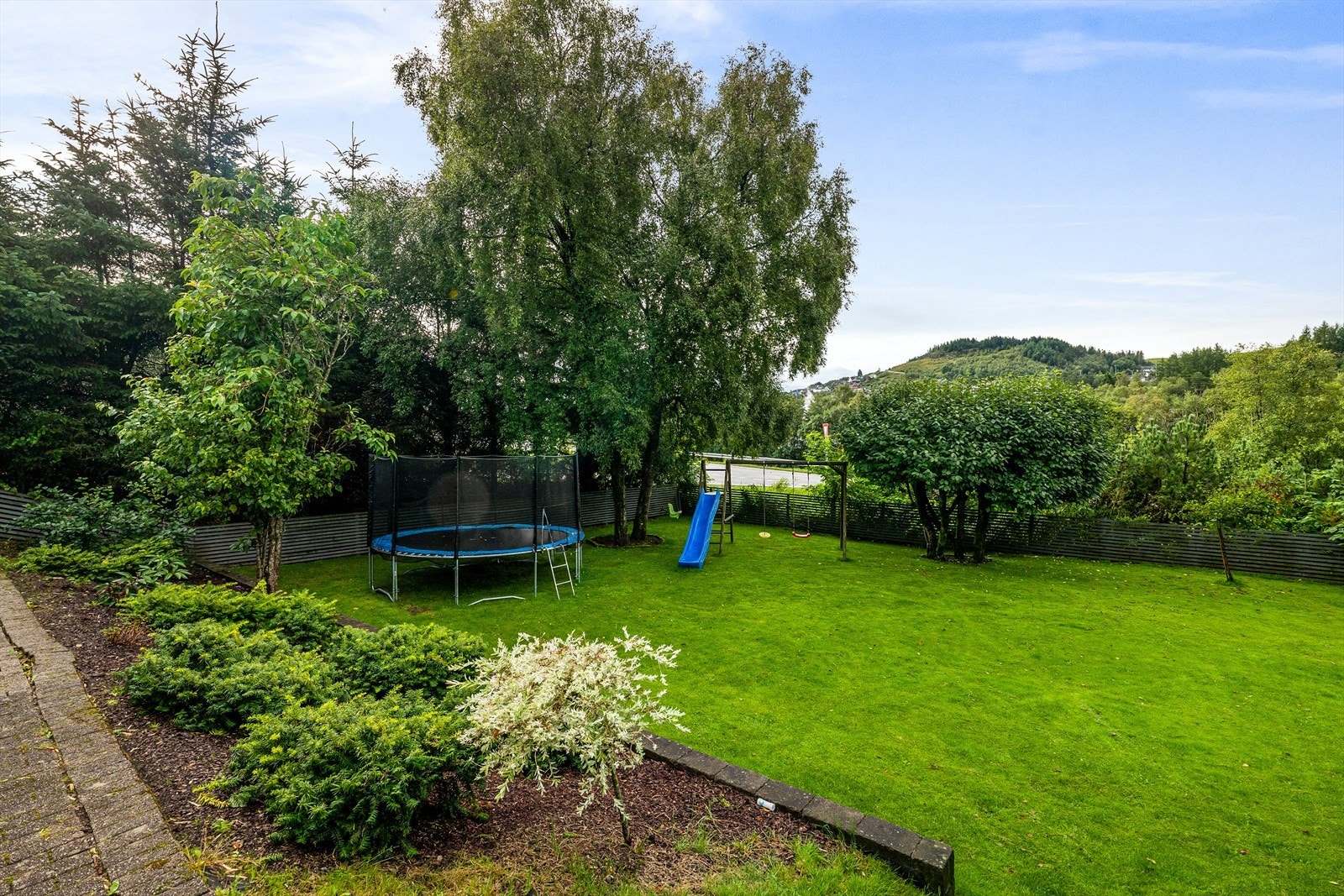 En nydelig hage med god plass til lek og moro. Flott opparbeidet! Galleribilde