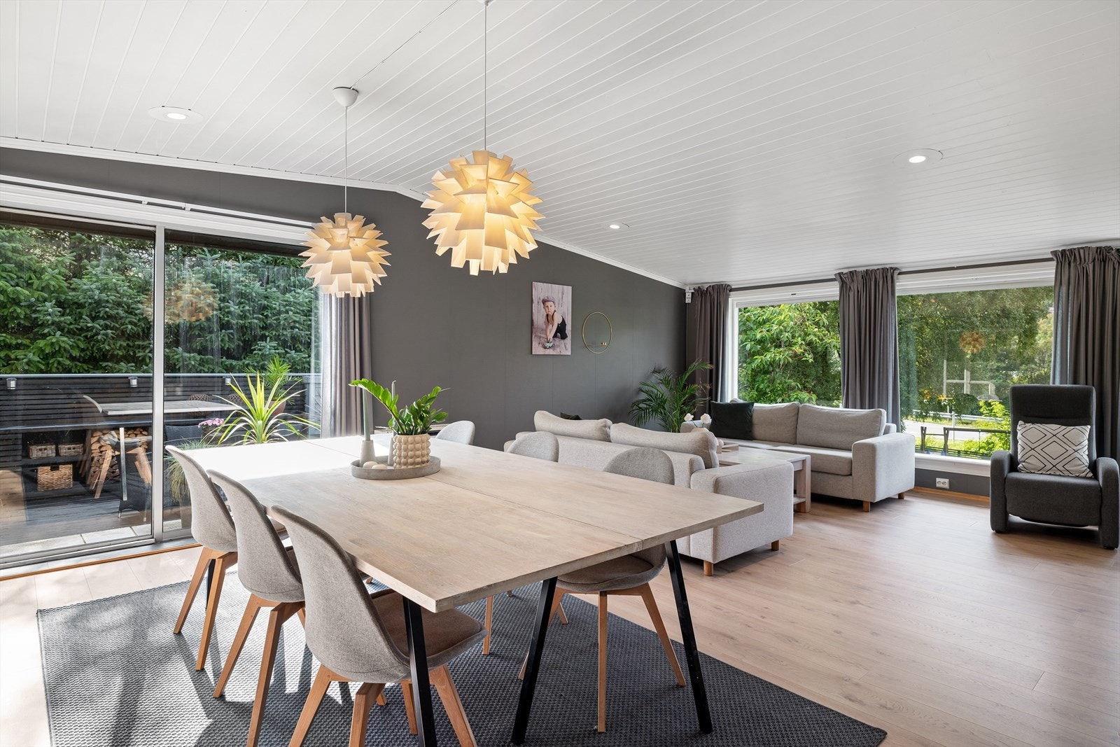 Fra stua er det skyvedør ut til terrasse og hagestue Galleribilde