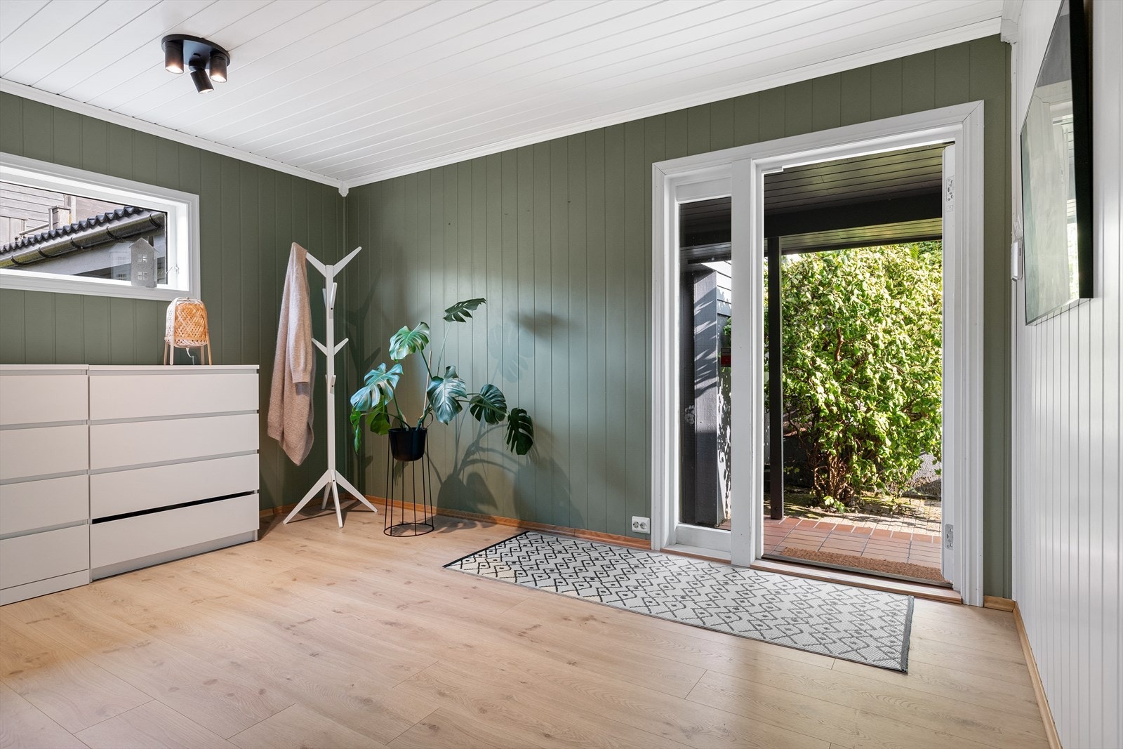 Romslig entre/gjesteinngang med flott gulv og malte panelvegger og tak. Galleribilde