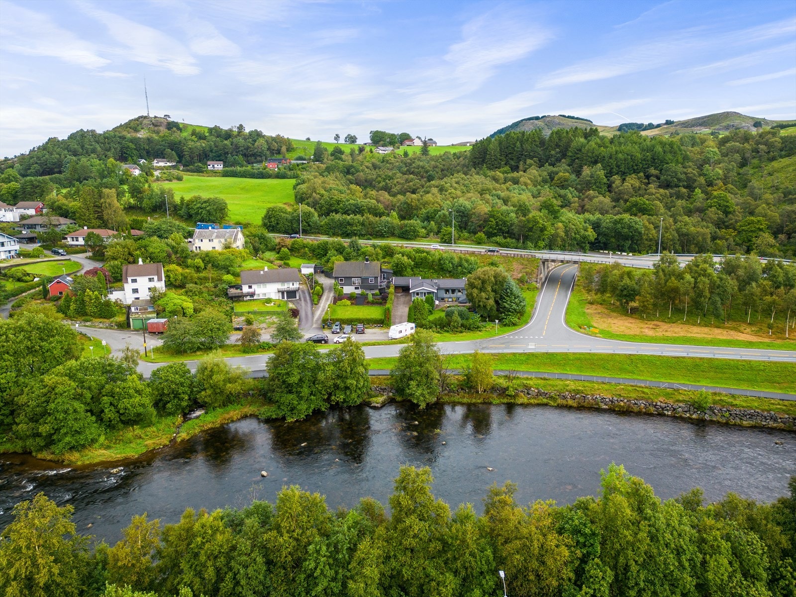 Flott beliggenhet på solsiden av Figgjo, et etablert boligfelt på Figgjo. Kort avstand til helt ny skole på Figgjo og barnehage like i nærheten. Bussholdeplass i gangavstand. Galleribilde