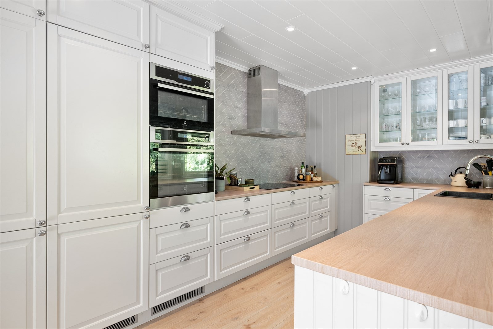 God arbeidsflate. Integrerte hvitevarer og stekeovner i arbeidsvennlig høyde. Galleribilde