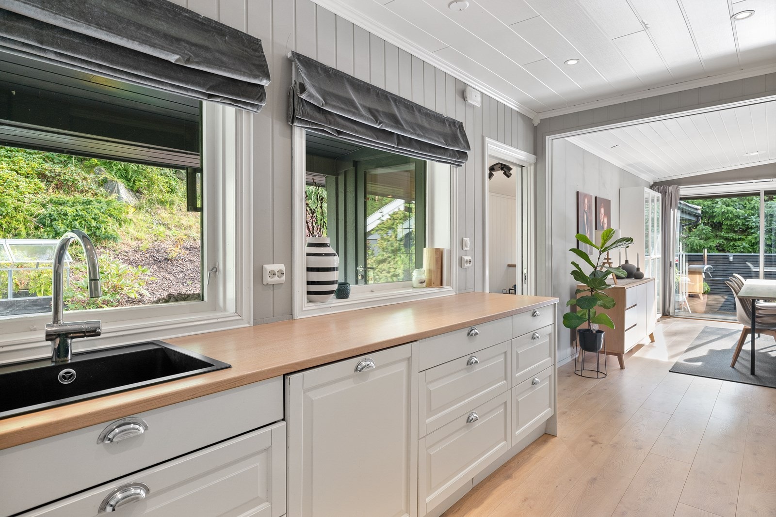 Vinduer med utsikt mot baksiden av huset som også er pent opparbeidet. Galleribilde