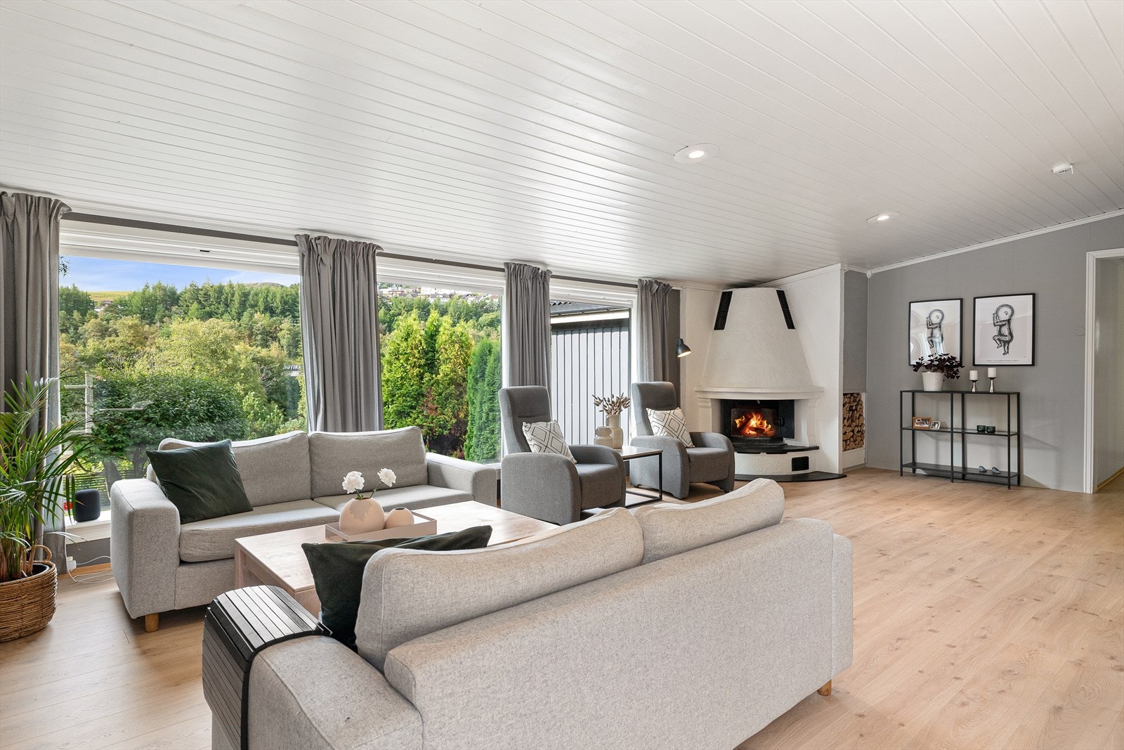 Åpen peis. Store vinuduer og flott utsikt mot Figgjoelven og Rossåsen. Galleribilde