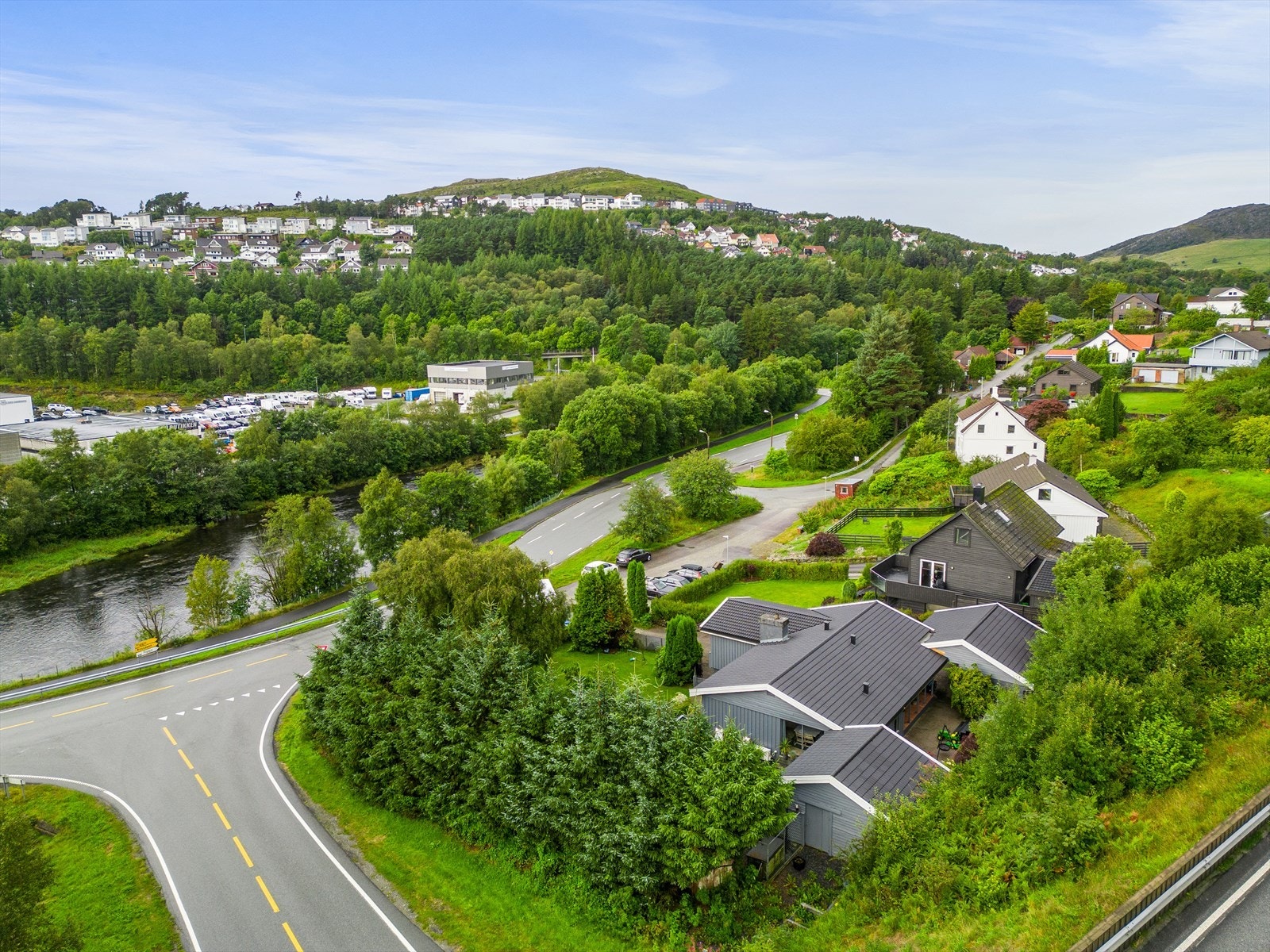 Kort vei til butikk- og servicetilbud på Ålgård med Norwegian Outlet og AMFI kjøpesenter. Det tar ca. 10 min å kjøre til Sandnes. Galleribilde