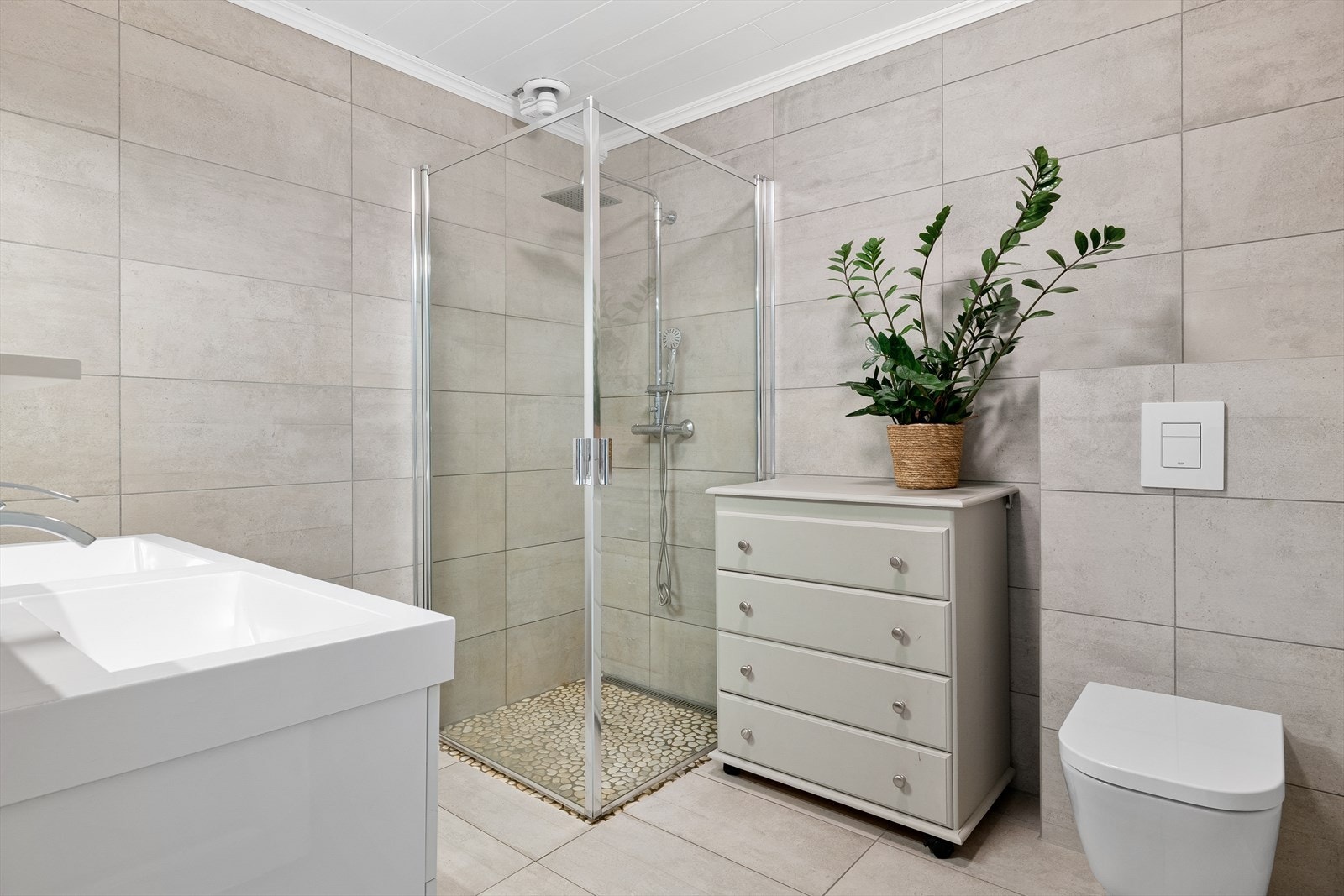 Vegghengt wc og dusjhjørne med fleksible glassdører. Galleribilde