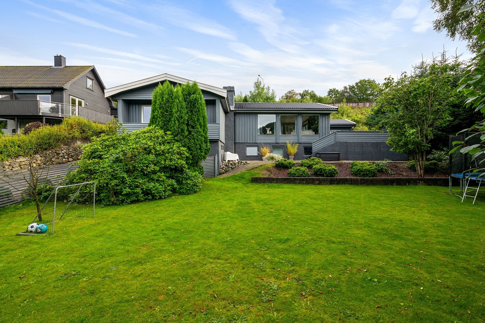 Huset er malt i moderne farge og har skiftet tak. Galleribilde