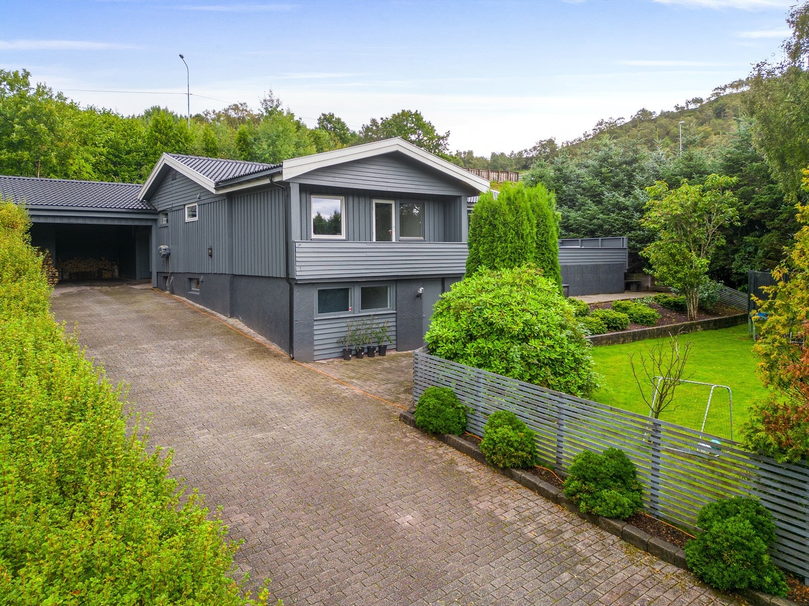 Flotte turområder i nærheten, med eksempelvis området inn mot Flassavatn eller Åslandnuten. Fin tur- og sykkelsti langs Figgjoelven med bade.- og fiskemuligheter Galleribilde