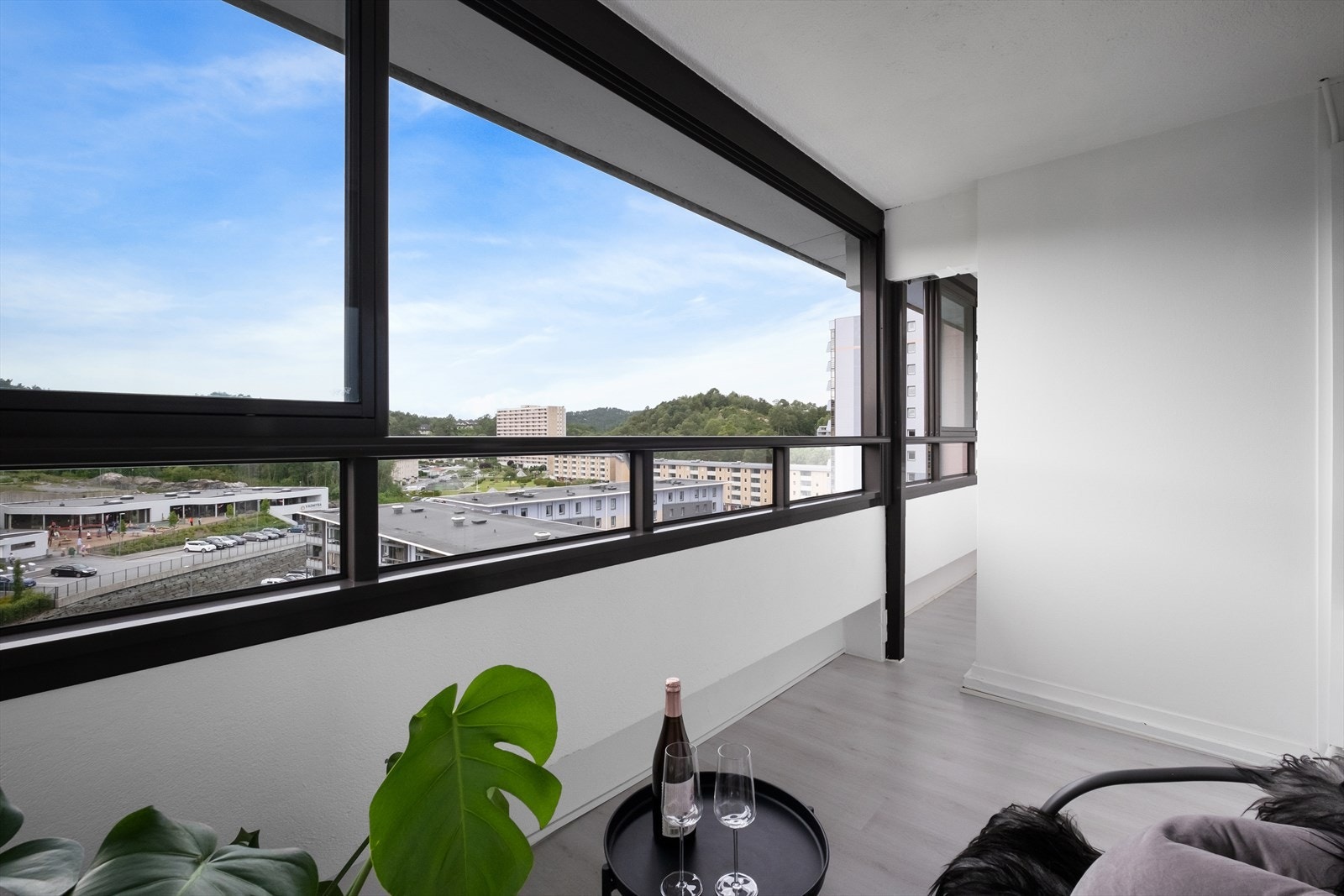 Fra stuen har du tilkomst til en herlig innglasset balkong på 7,8 m². Galleribilde