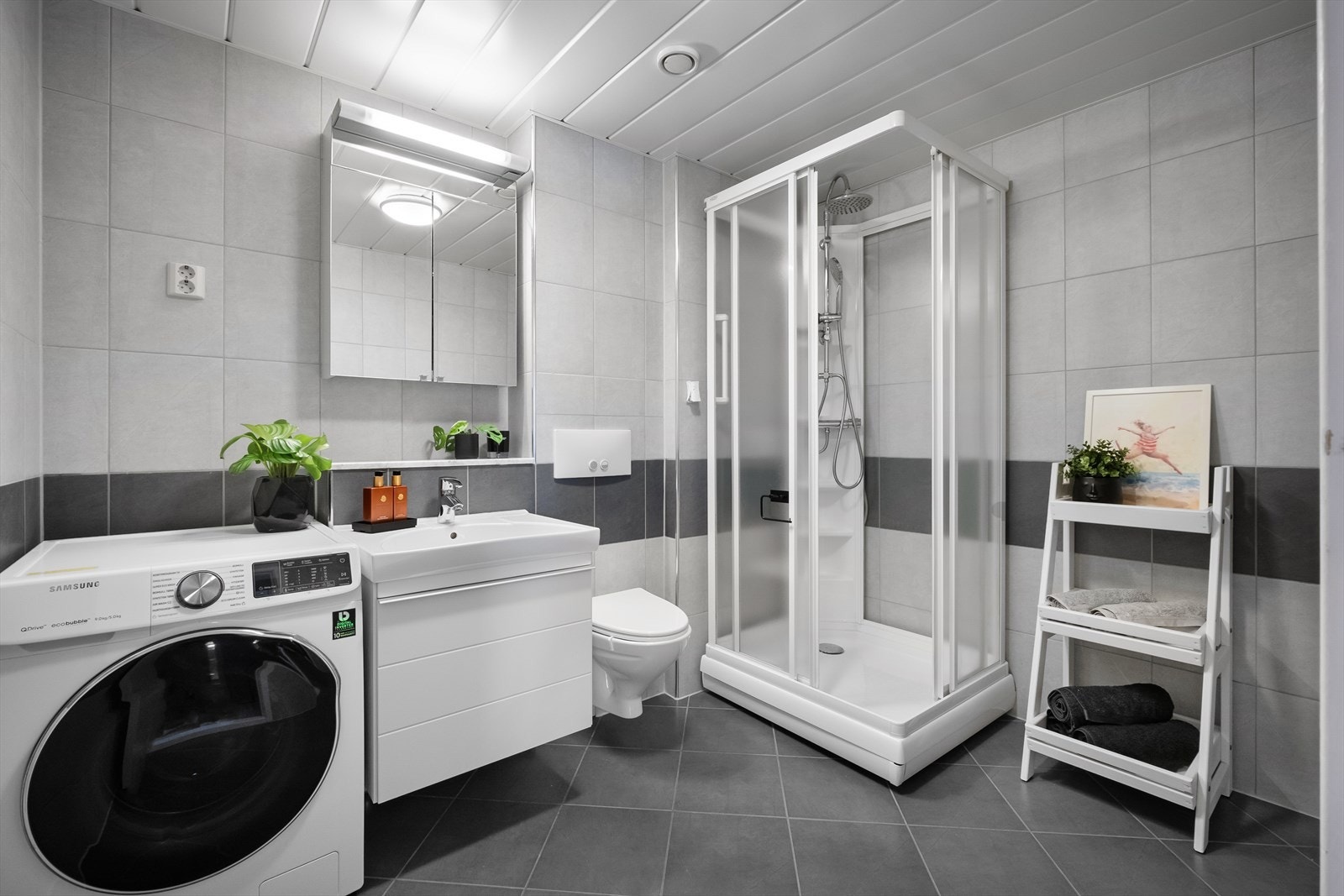 Badet er oppgradert i 2007 i regi av borettslaget. Helfliset med varmekabler i gulvet. Galleribilde