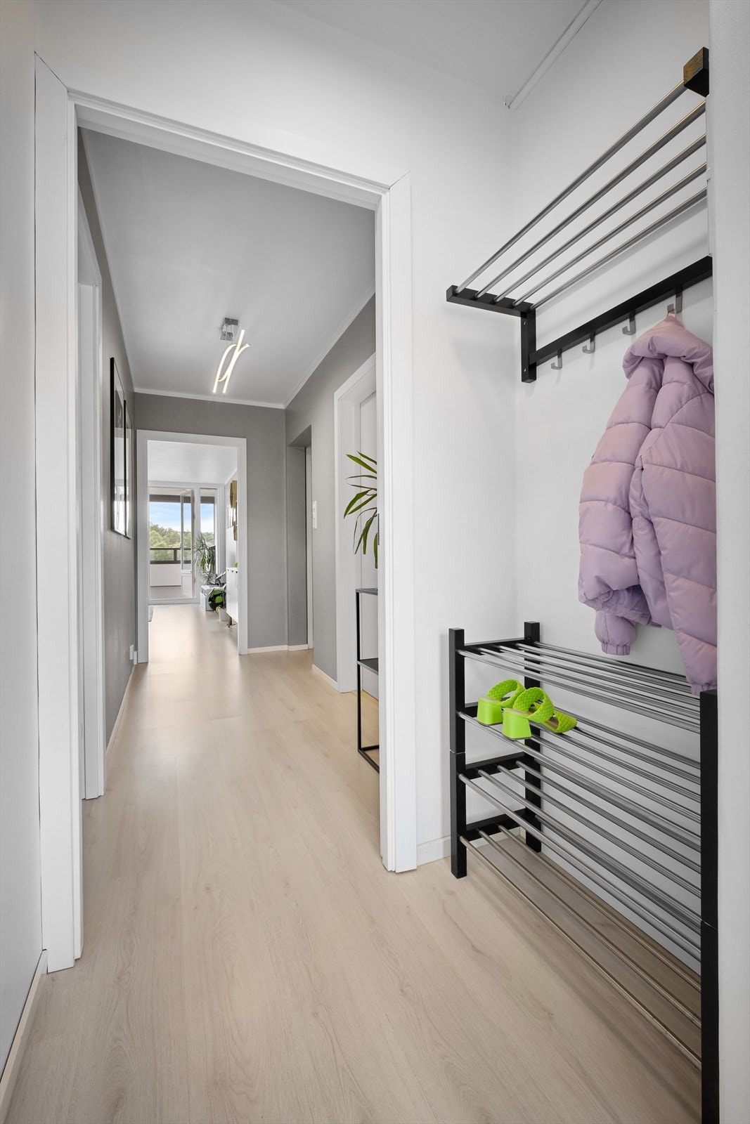 Velkommen inn! Det første som møter deg er den lyse entreen. Allerede her får en et godt førsteinntrykk av leilighetens moderne kvaliteter. Galleribilde