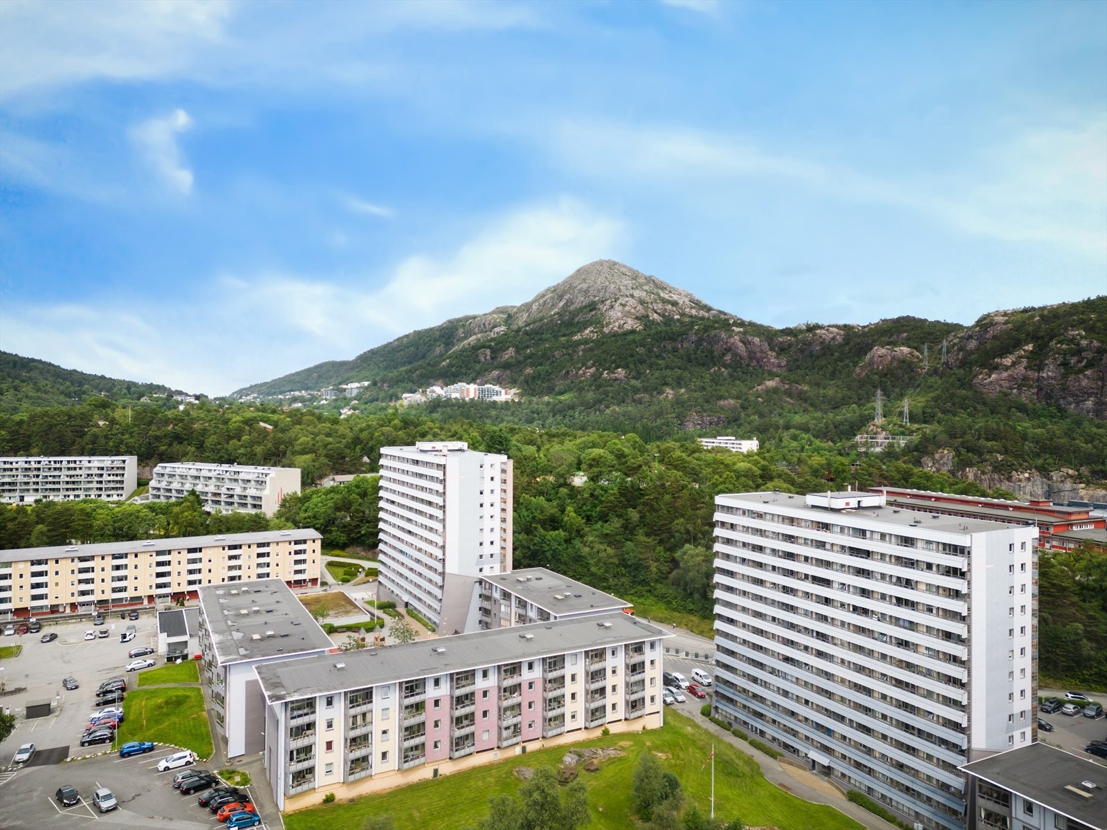Gangavstand til butikk, skoler, barnehager, Lyderhorn, Vestkanten Storsenter og Loddefjord terminal som tar det til de fleste bydeler i Bergen og omegn. Galleribilde