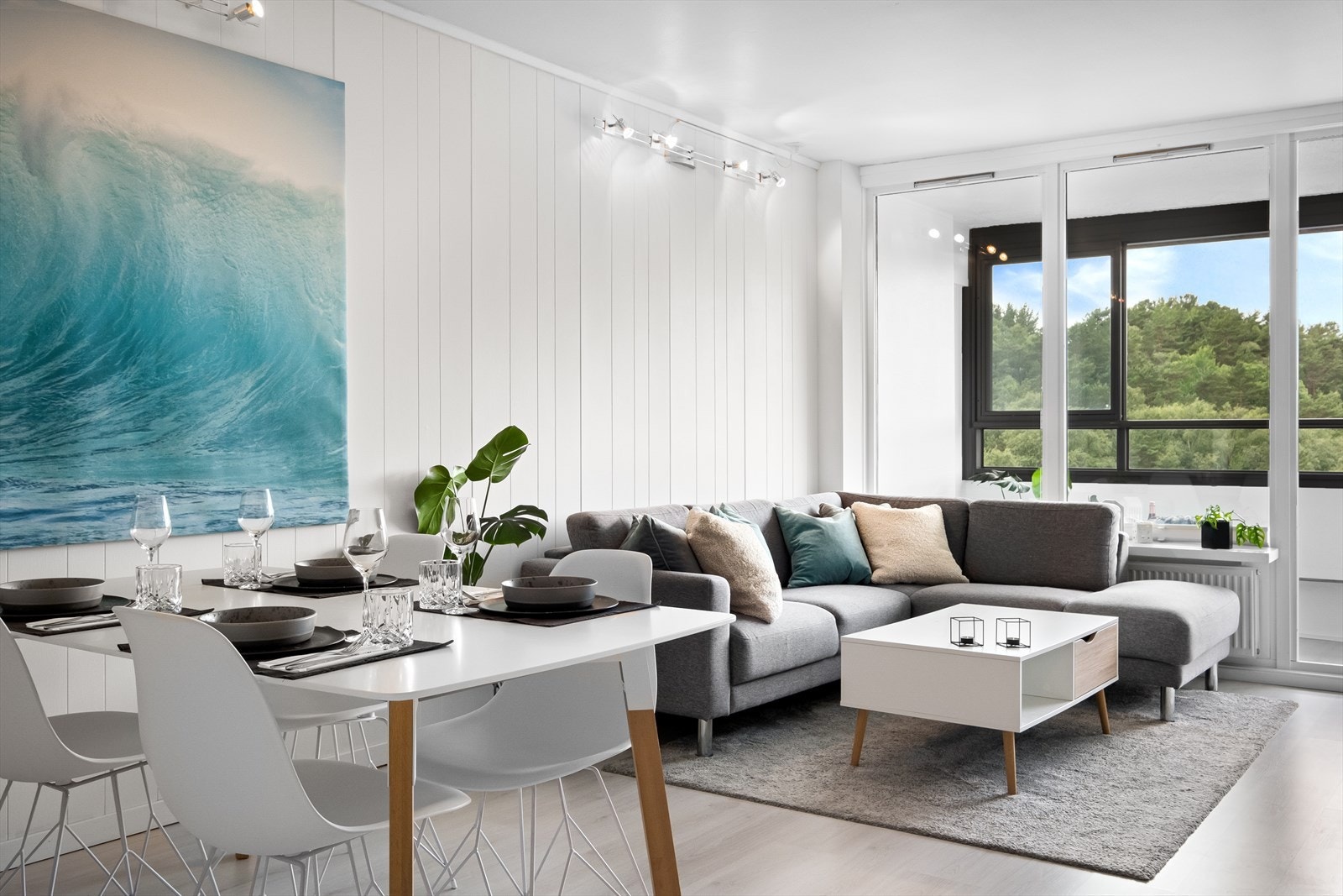 Store vindusflater gir rikelig med naturlig lysinnslipp. Galleribilde