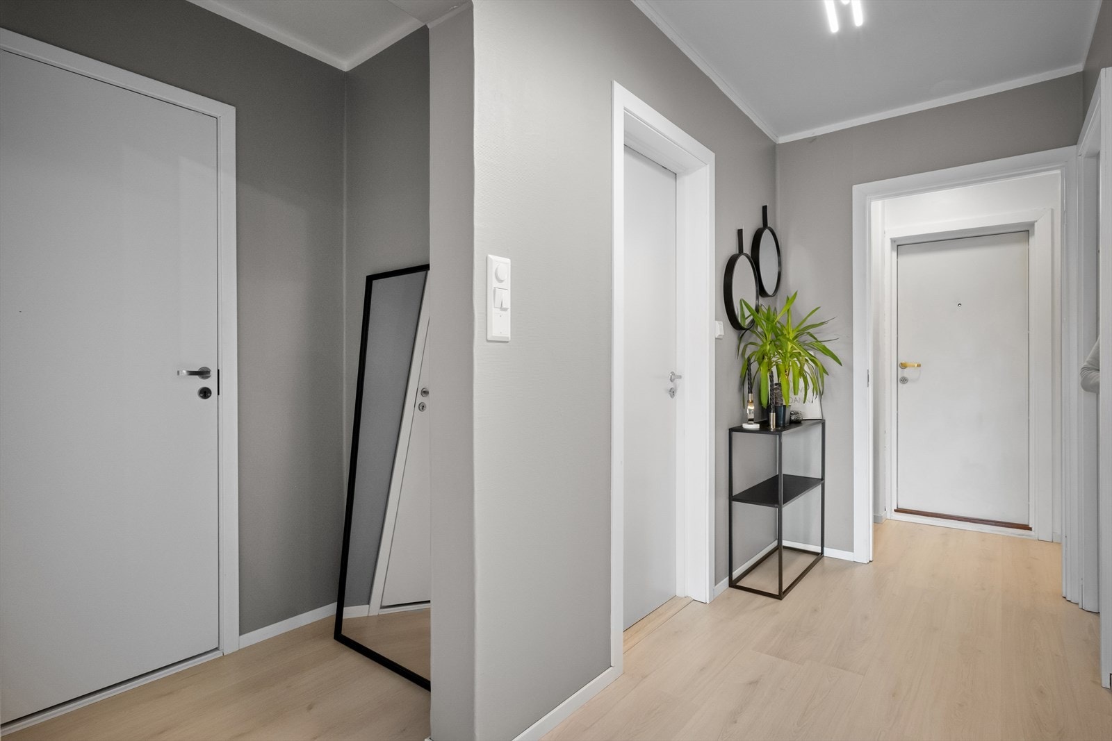 Gangen er romslig, og har slette, malte vegger i behagelige farger, samt lekkert laminatgulv som er gjennomgående i leiligheten. Galleribilde