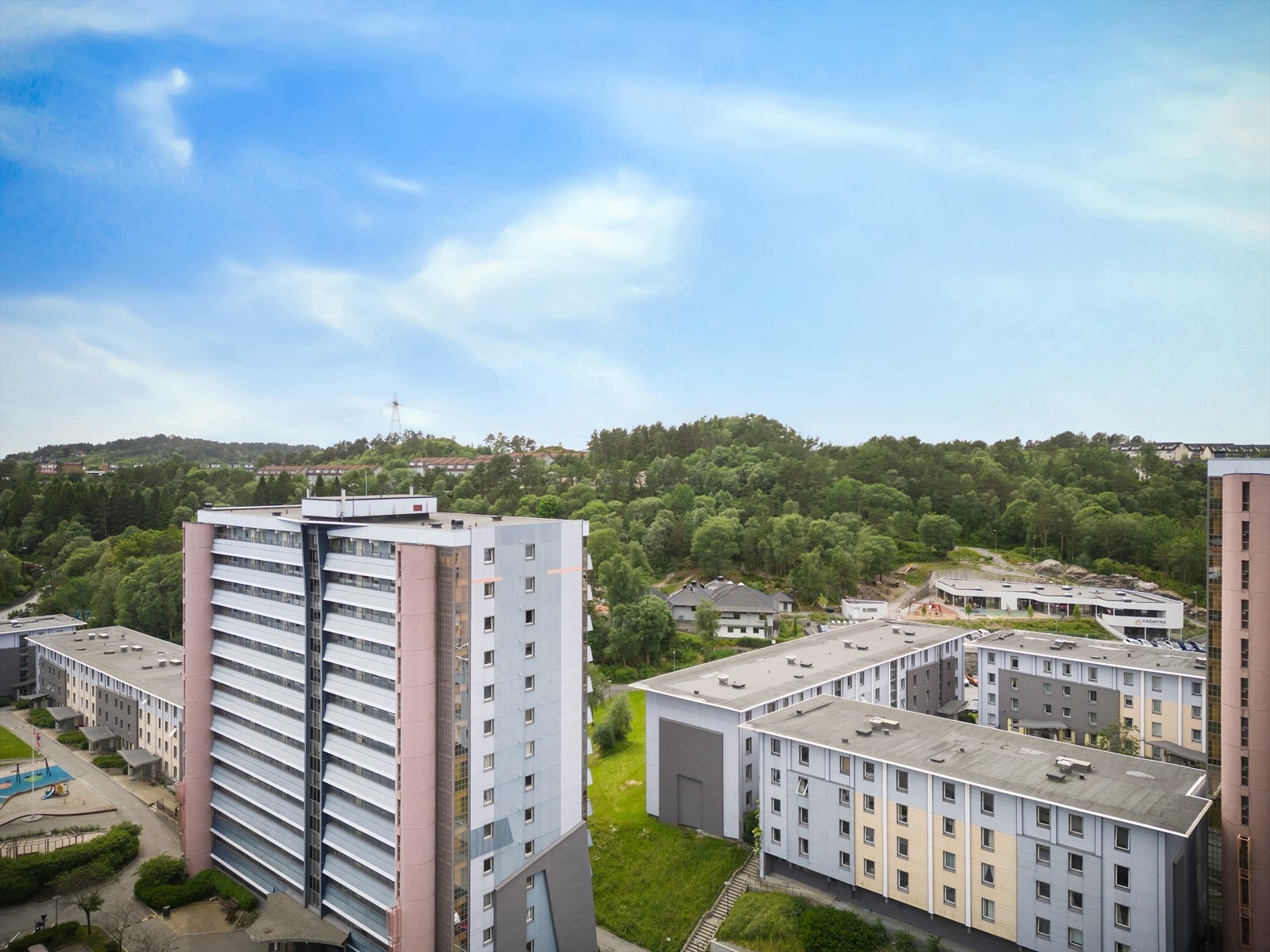 Med en utrolig sentral beliggenhet og kort vei til det du måtte trenge/ønske, er Vadmyrveien svært populær! Galleribilde