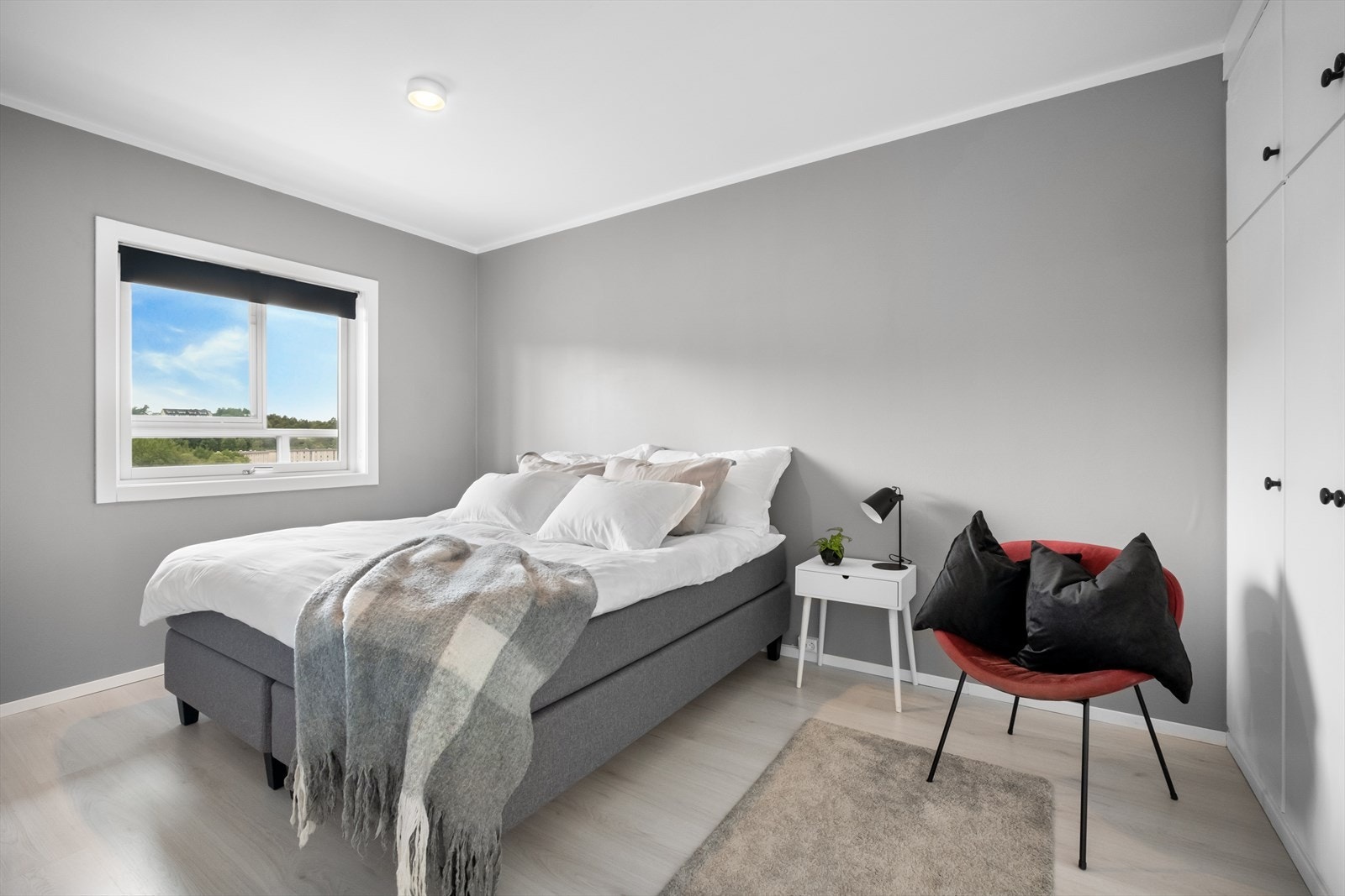 Hovedsoverommet måler 13,2 m² og har god plass til dobbeltseng, garderobe, nattborg og annen inventar. Galleribilde