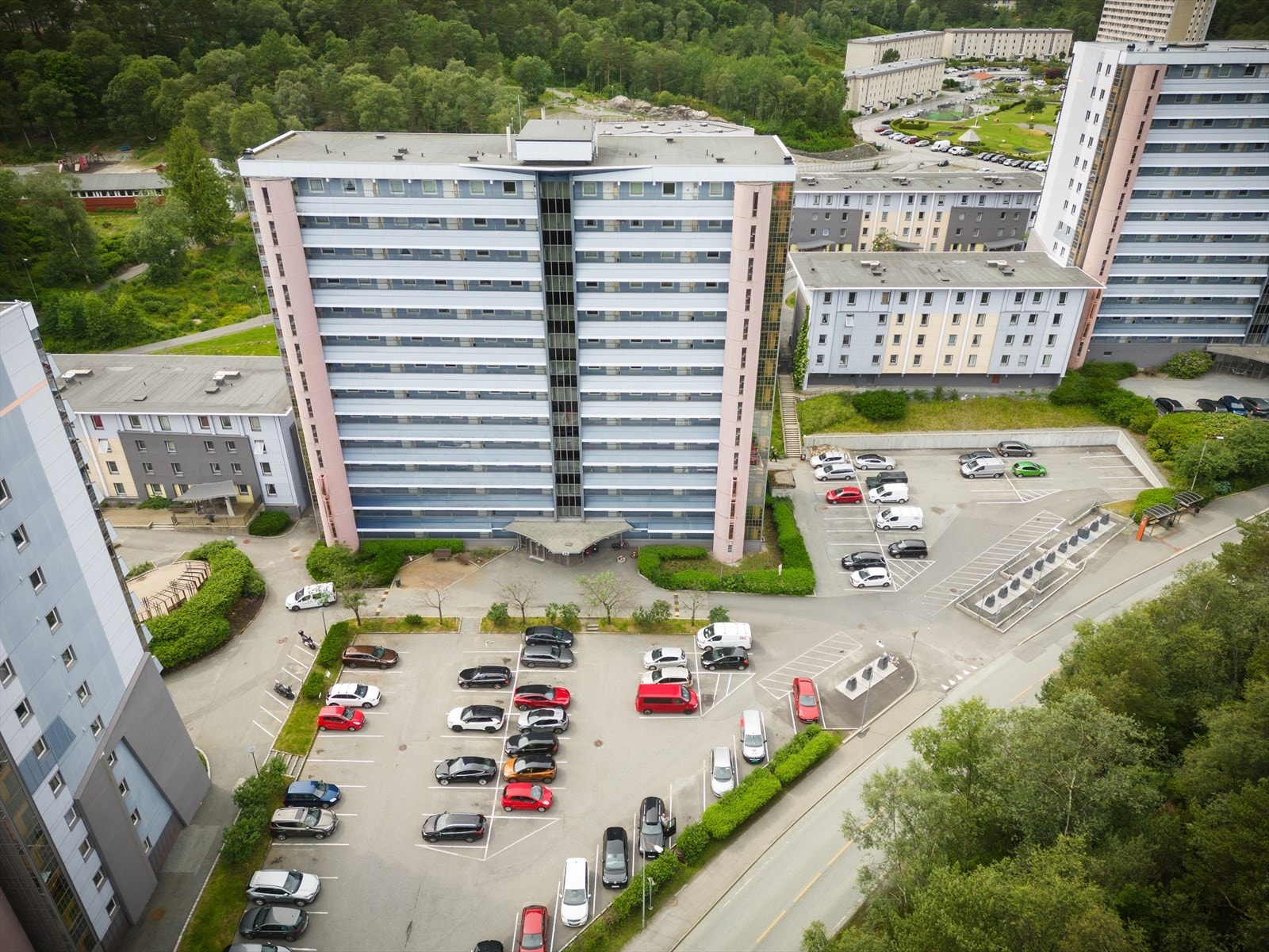 Leiligheten har en meget attraktiv og sentral beliggenhet i hjertet av Loddefjord! Galleribilde