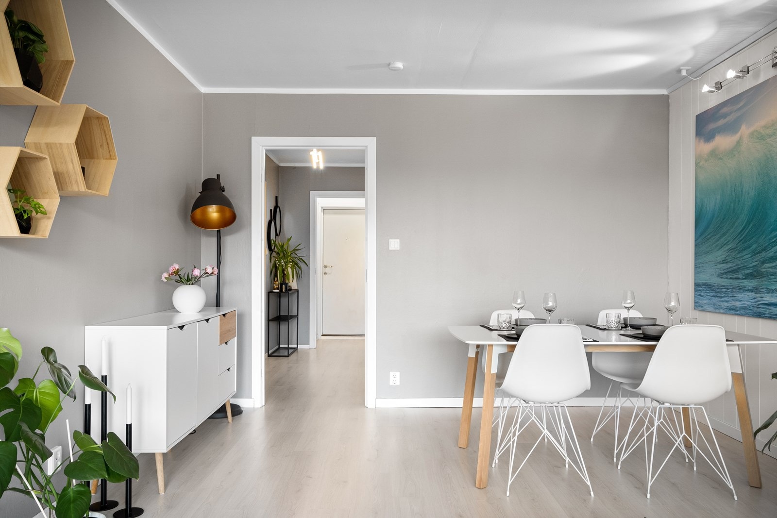 Stuens areal og utforming gjør det enkelt å innrede med spisebord i stuen. Galleribilde