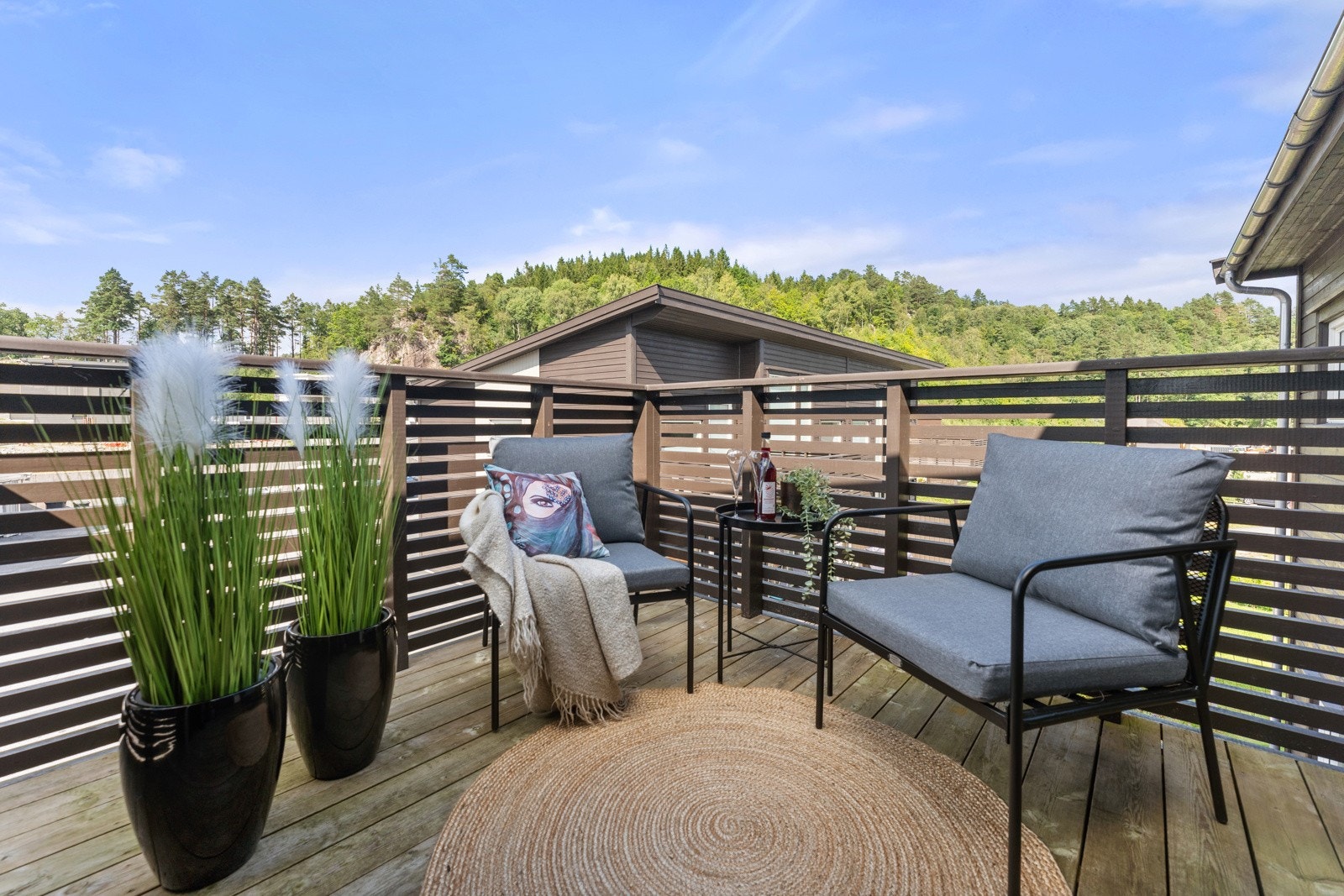 Det er i tillegg en terrasse i forbindelse med inngangspartiet - Her kan man nyte sola fra ettermiddag til kveld. Galleribilde