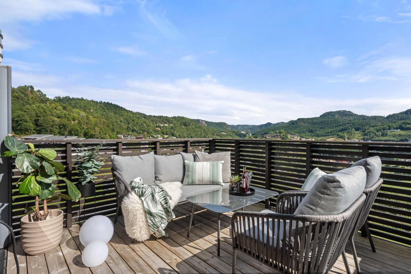 Romslig terrasse med utgang fra stua - Her har man sol fra tidlig morgen og hele dagen. Galleribilde