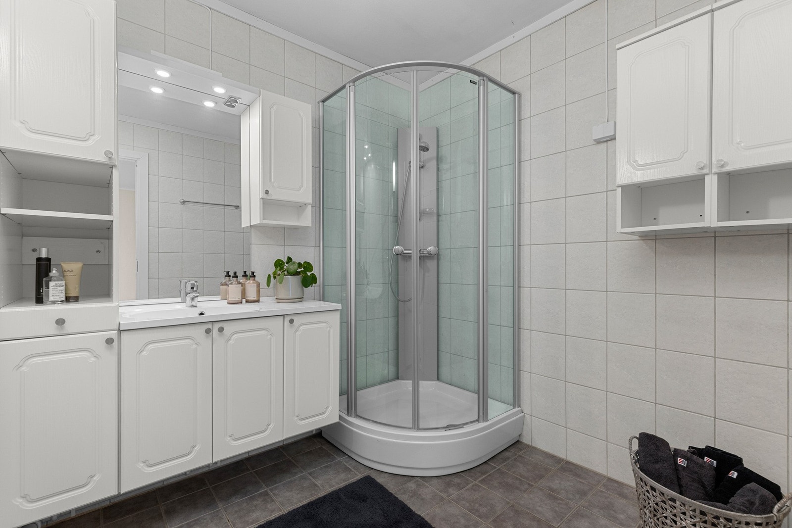 Badet på 5 kvm ligger vegg i vegg med vaskerommet og toalettrommet. Her er det også opplegg for vaskemaskin. Galleribilde