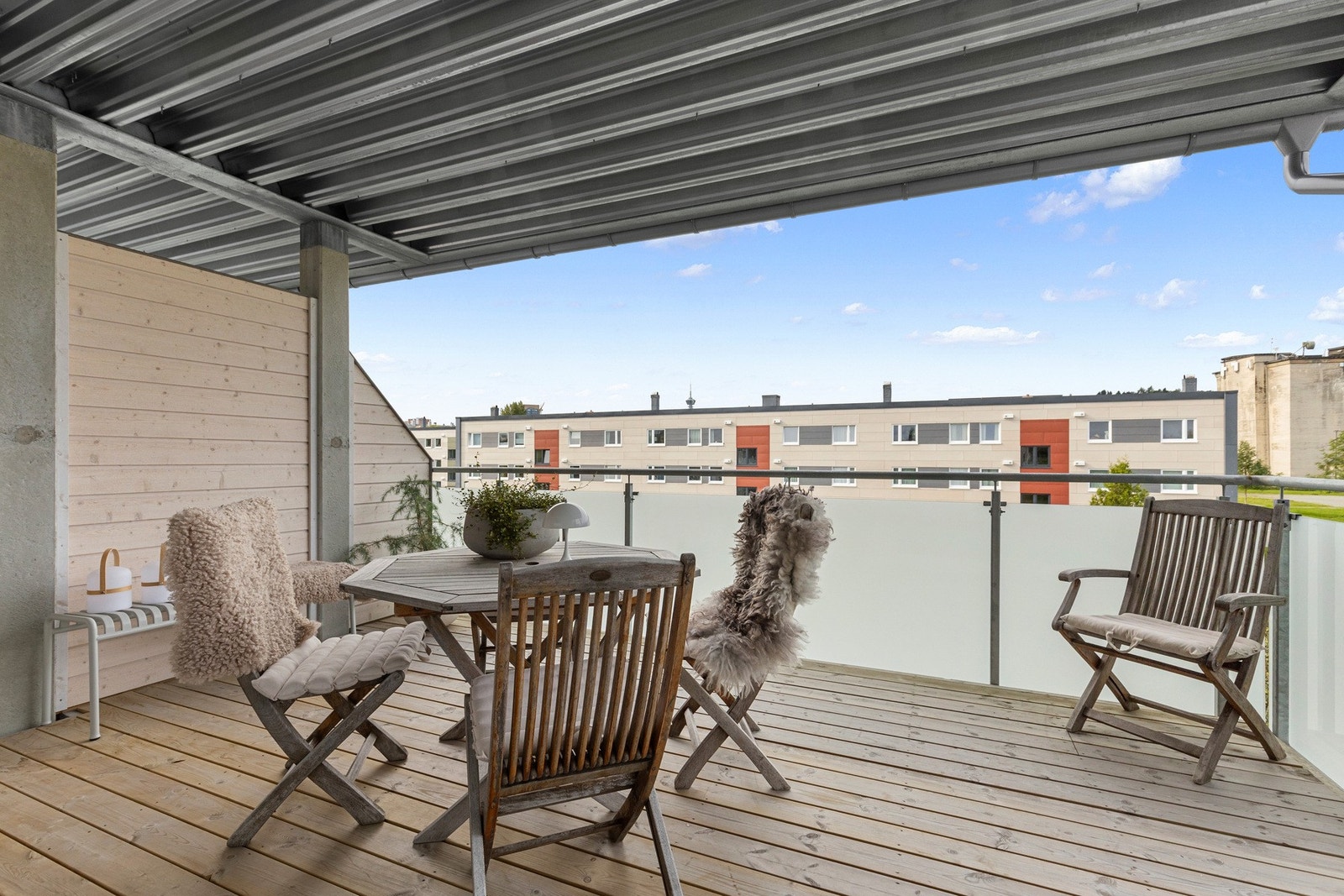 Fra stuen har du utgang til denne hyggelige, overbygde balkongen. Galleribilde