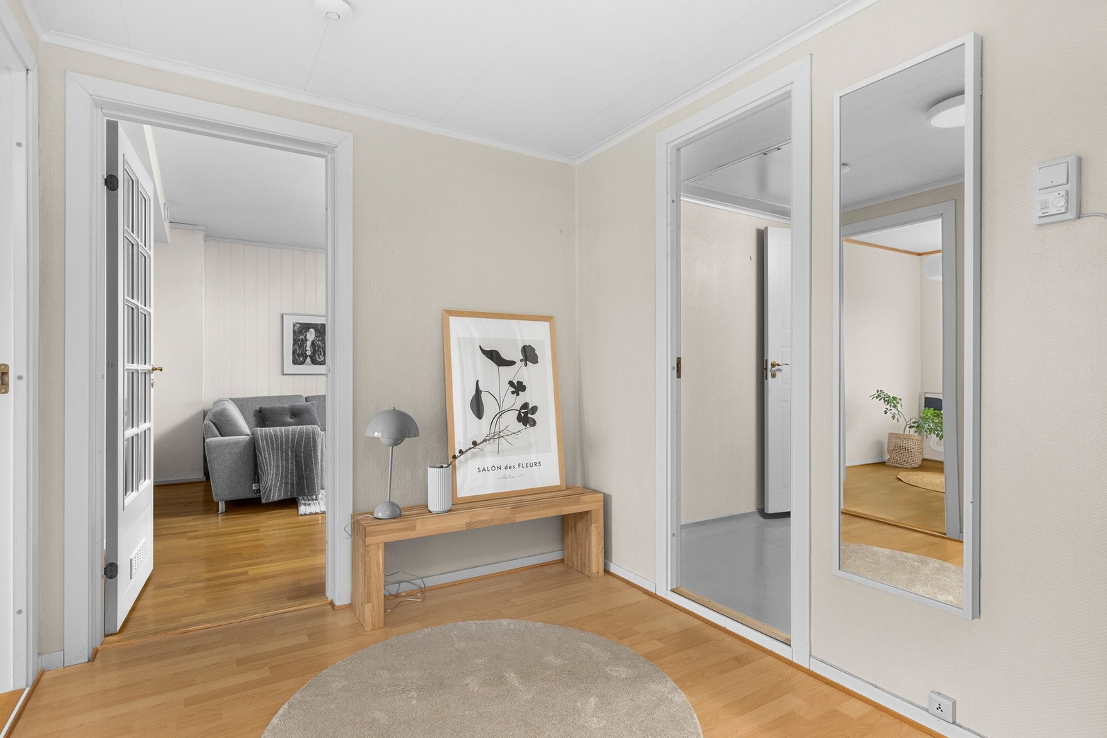 Velkommen inn! Her har du en romslig og innbydende entré. Galleribilde