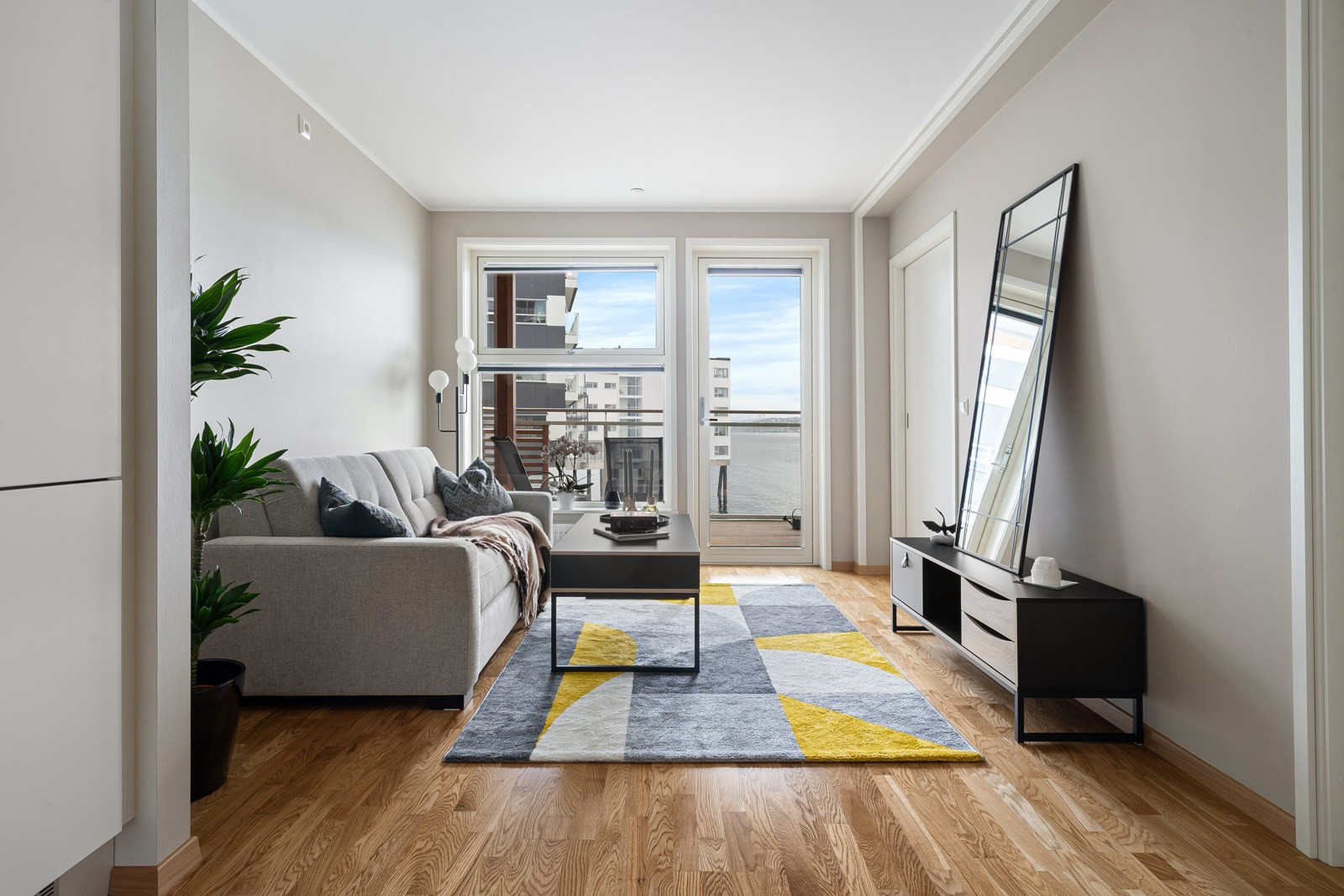 Romslig stue med god plass til sofa og diverse møblement.