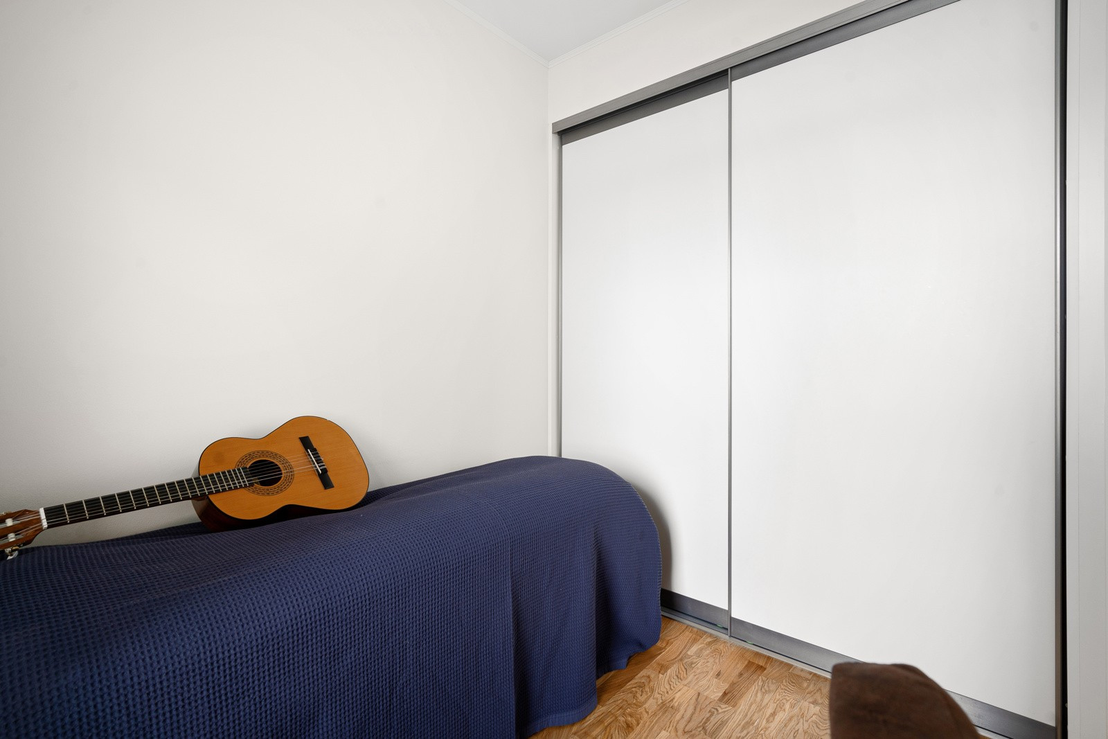Rikelig med oppbevaringsplass i praktisk skyvedørsgarderobe.