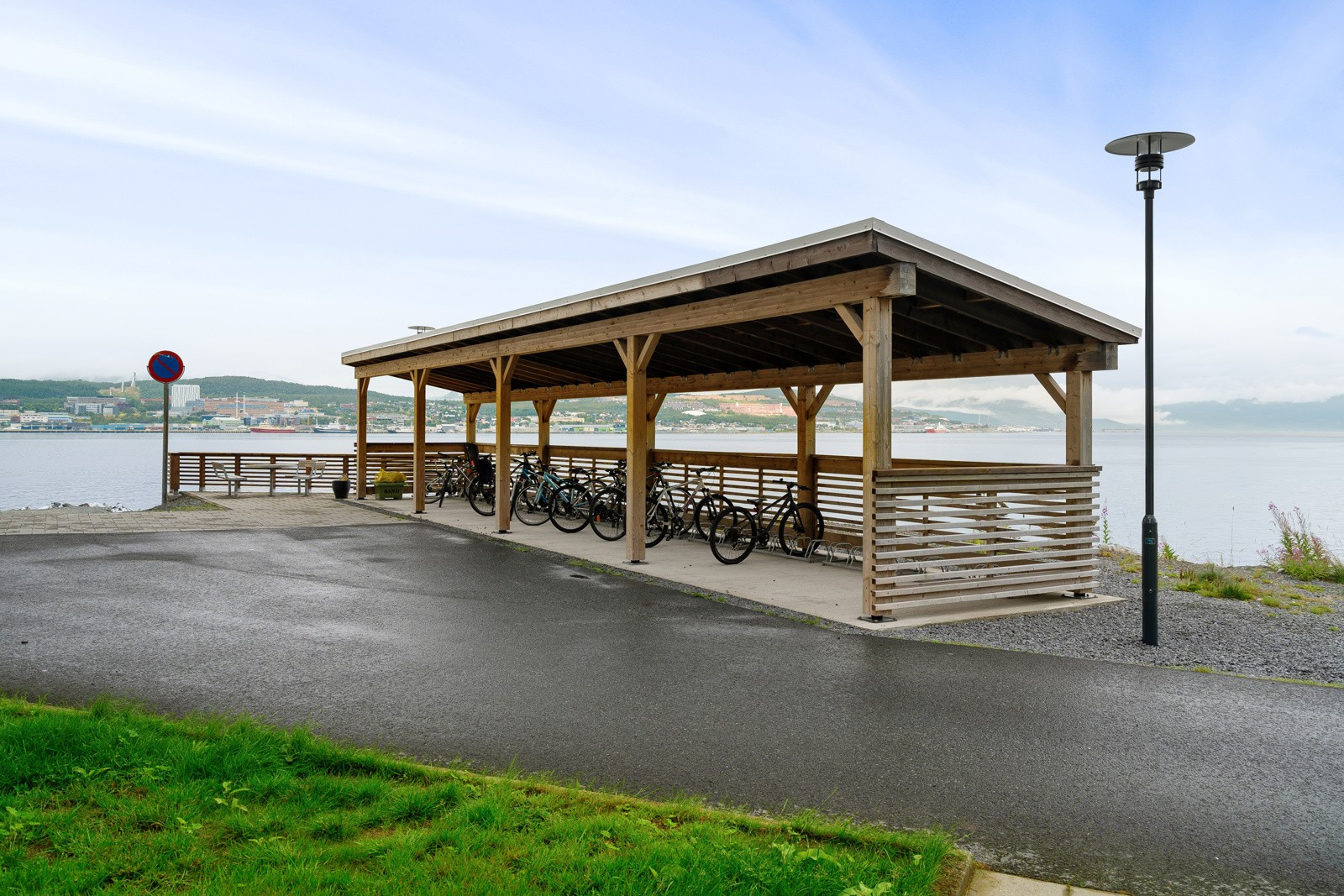 Opparbeidet uteområde med sykkelparkering like utenfor blokken!