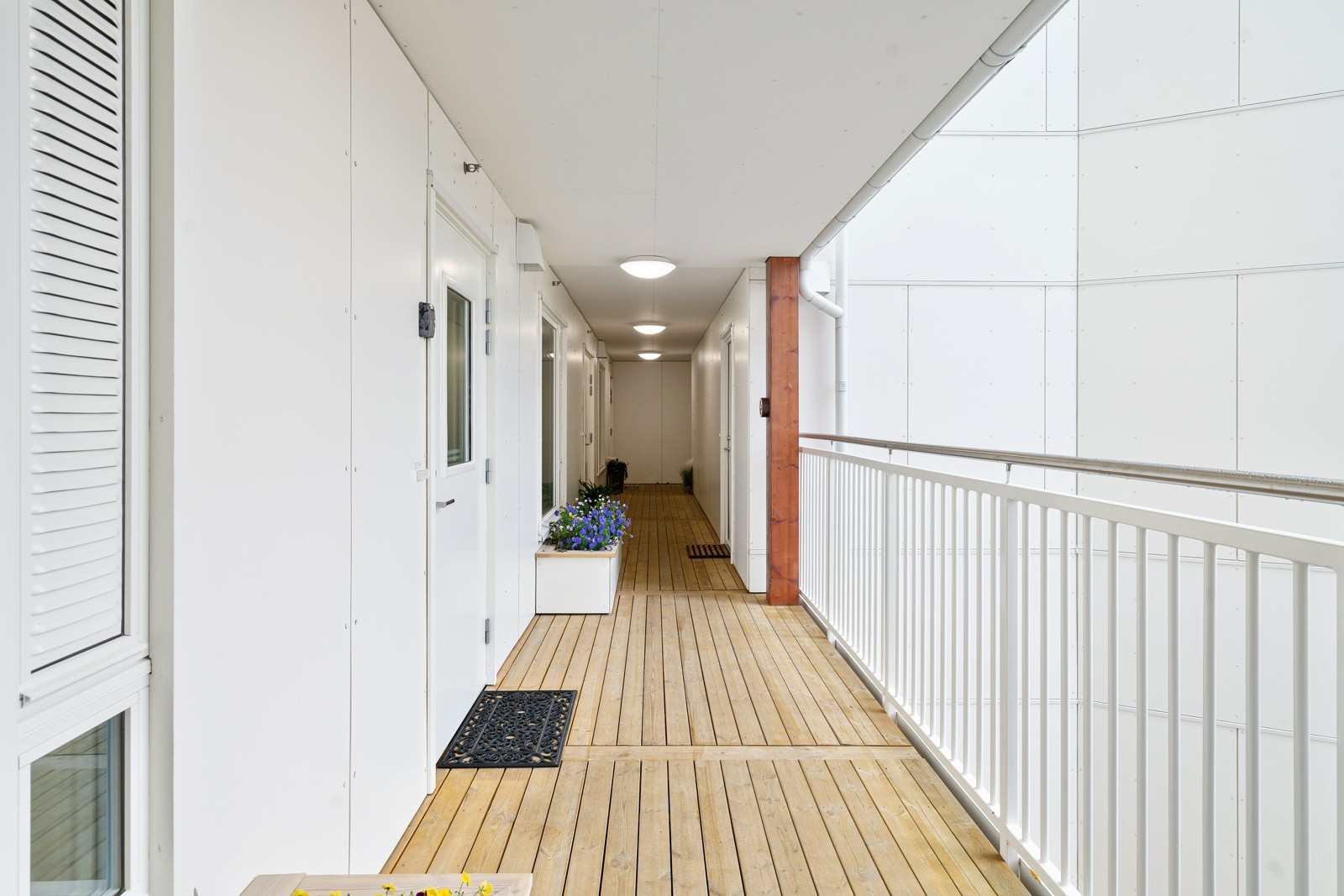 Overbygd inngangsparti.