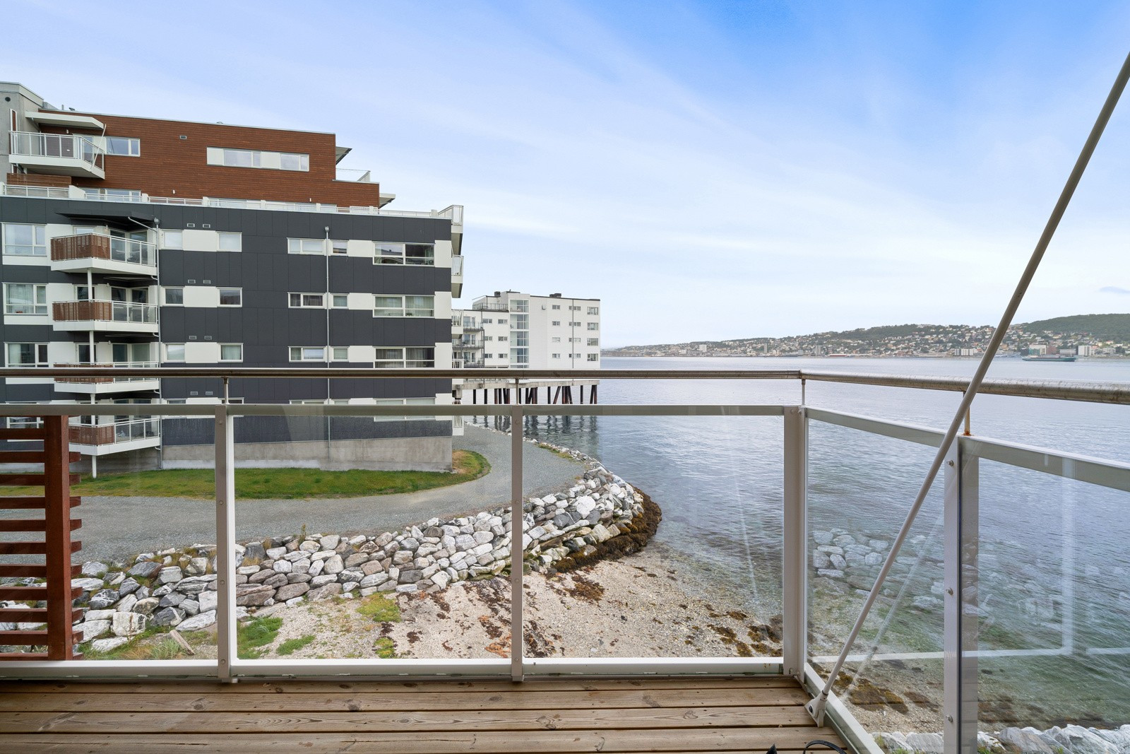 Tomasjordnes er et attraktivt område med nærhet til dagligvarer, treningssenter, gode kollektivforbindelser, skole og barnehage samt flotte turområder!