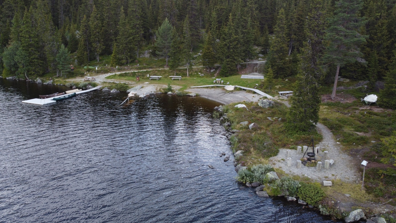 Etablert badeplass, med muligheter for lån av båter i nærheten av seterområdet Galleribilde