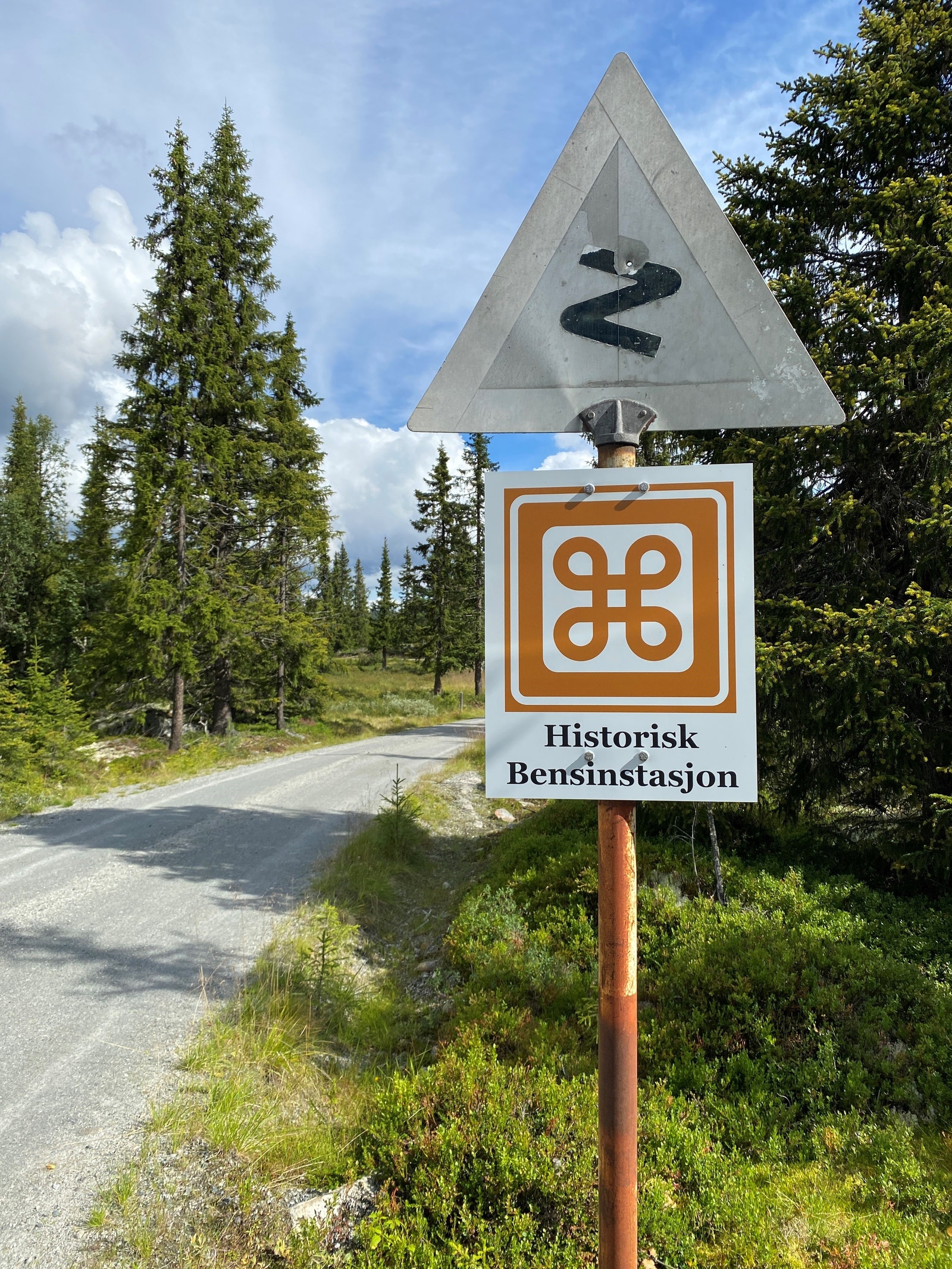 Historisk bensinstasjon Galleribilde