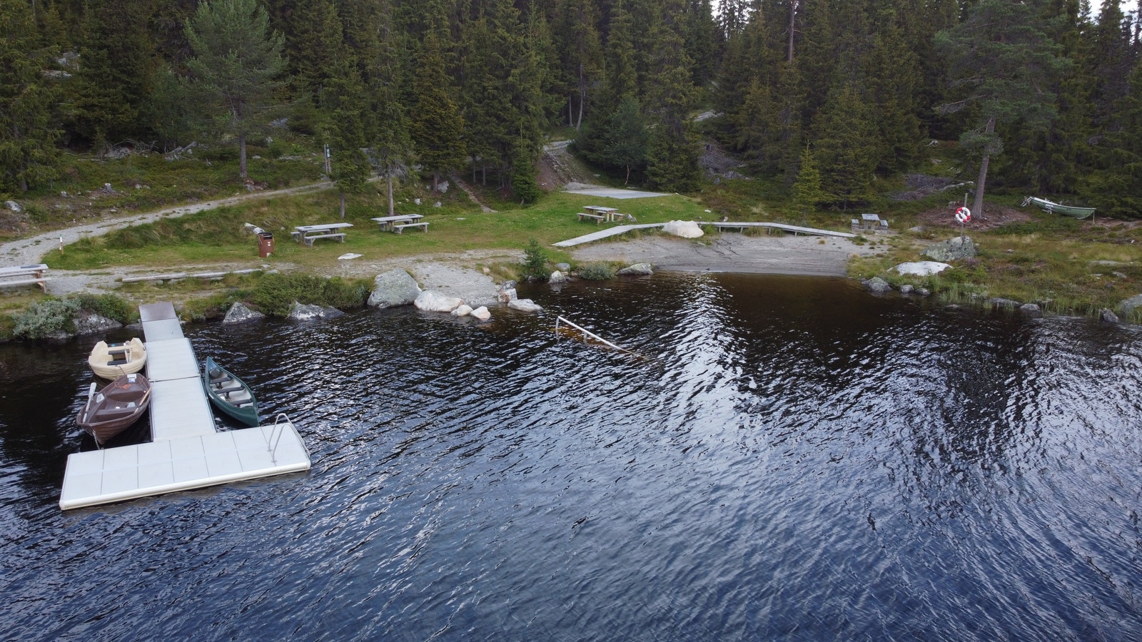Etablert badeplass, med muligheter for lån av båter i nærheten av seterområdet Galleribilde