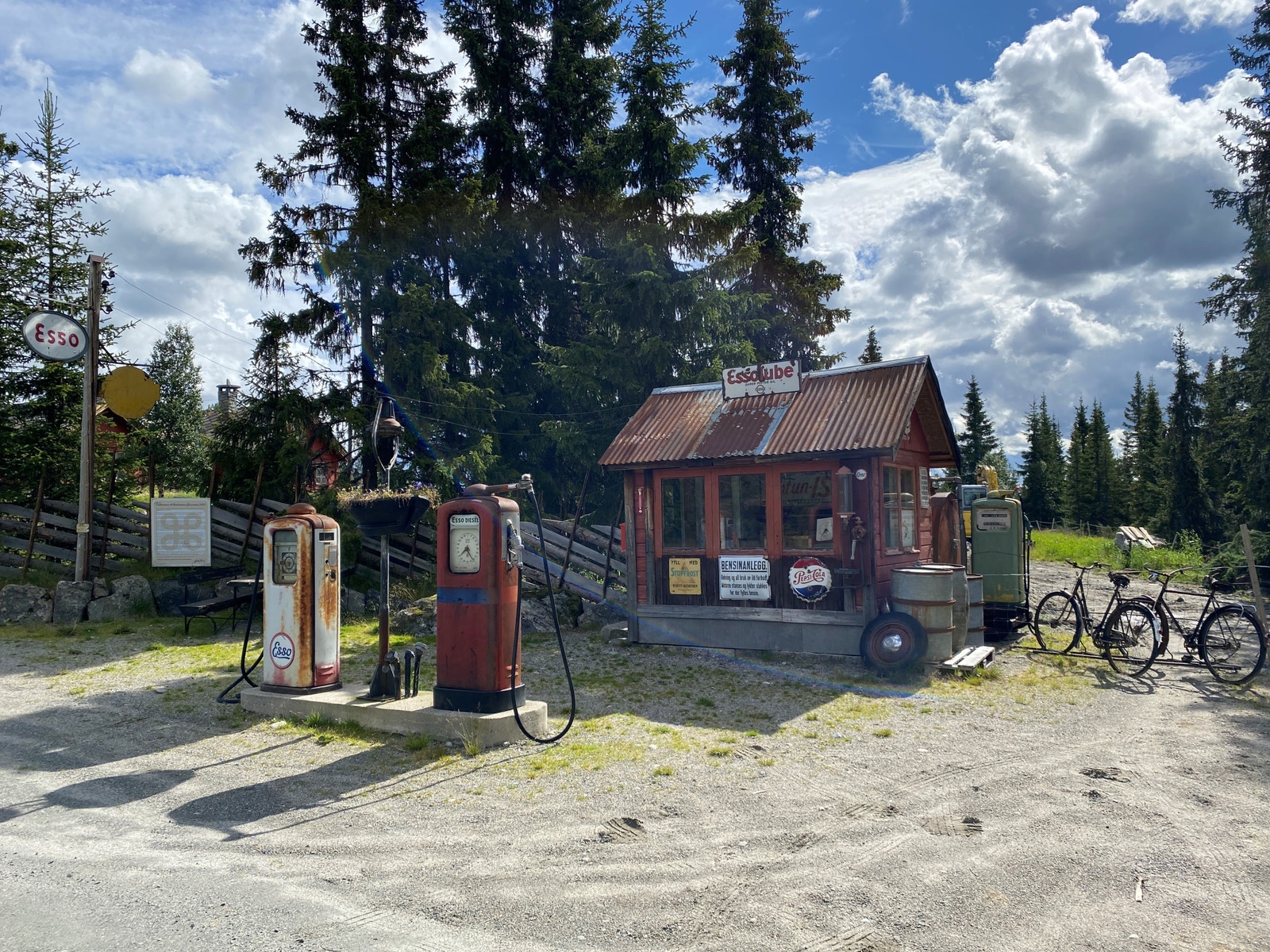 Historisk bensinstasjon Galleribilde