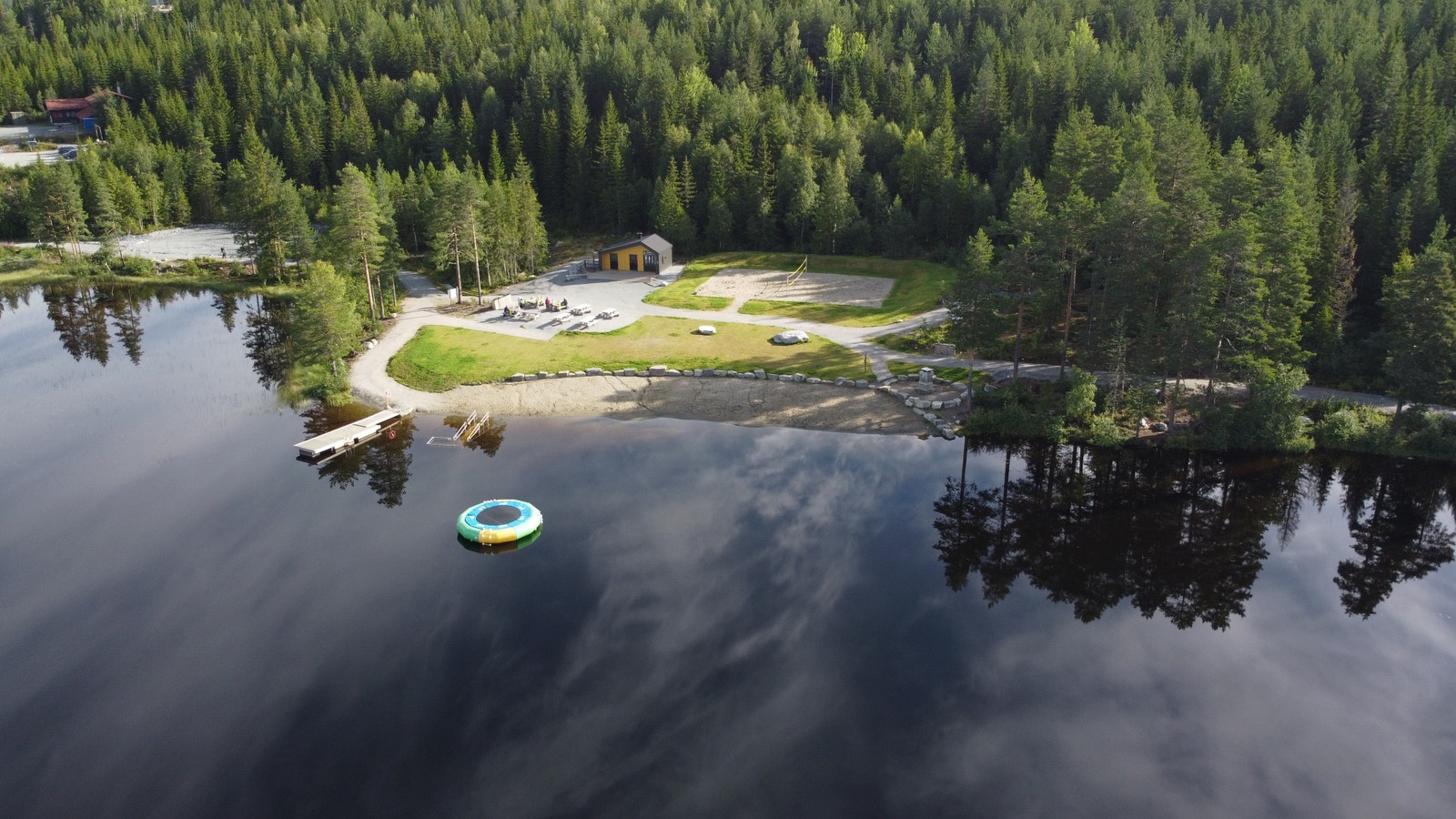 Etablert badeplass, med start på sykelstier, ligger på vei inn til hytteområdet Galleribilde