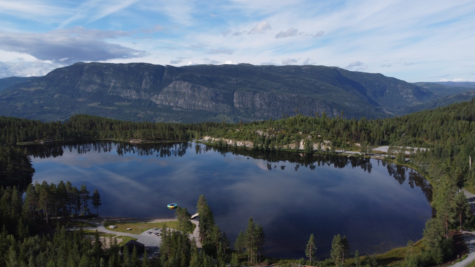 Etablert badeplass, med start på sykelstier, ligger på vei inn til hytteområdet Galleribilde