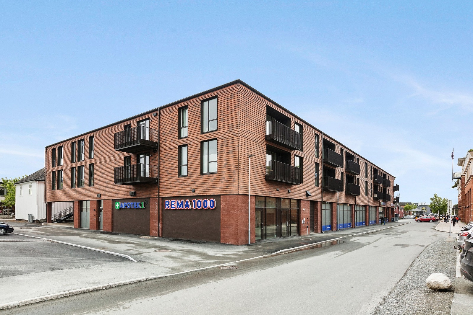 Leiligheten ligger midt i Stjørdal sentrum, første etasje består av næringsareal hvor man finner bl.a. Rema 1000 og Apotek 1. Galleribilde