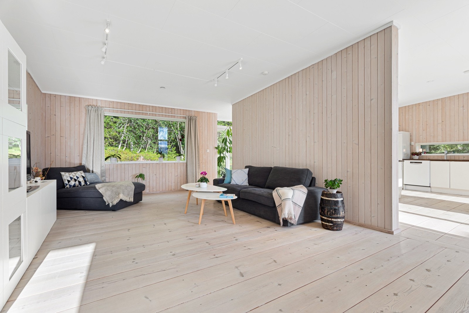 Gulvet er av heltre furu, der hele lengden og bredden på treet er brukt. Innvendige veggflater er av beiset gran. Overflatene er tidløse, solide og skaper en lun og behagelig atmosfære. Galleribilde