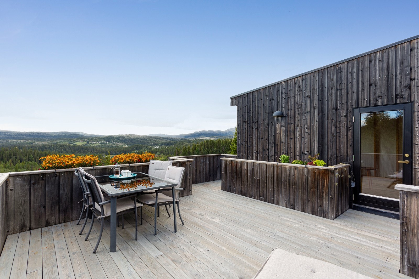 Nyt solen og den vakre utsikten i fred og ro. Fra verandaen er det også direkte adkomst til et uinnredet oppholdsrom, som kan fungere som f.eks. gjesterom, hobbyrom, kontor, ekstra stue, ol. Galleribilde