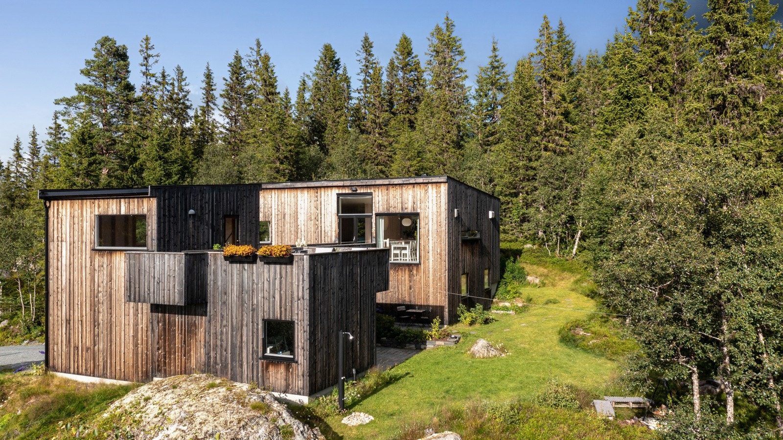 Eneboligen er tegnet av Ri-Eg Arkitekter, og har vært en del av prosjektet Televisjoner. Her er alt meget gjennomført, og ingenting er overlatt til tilfeldighetene! Galleribilde
