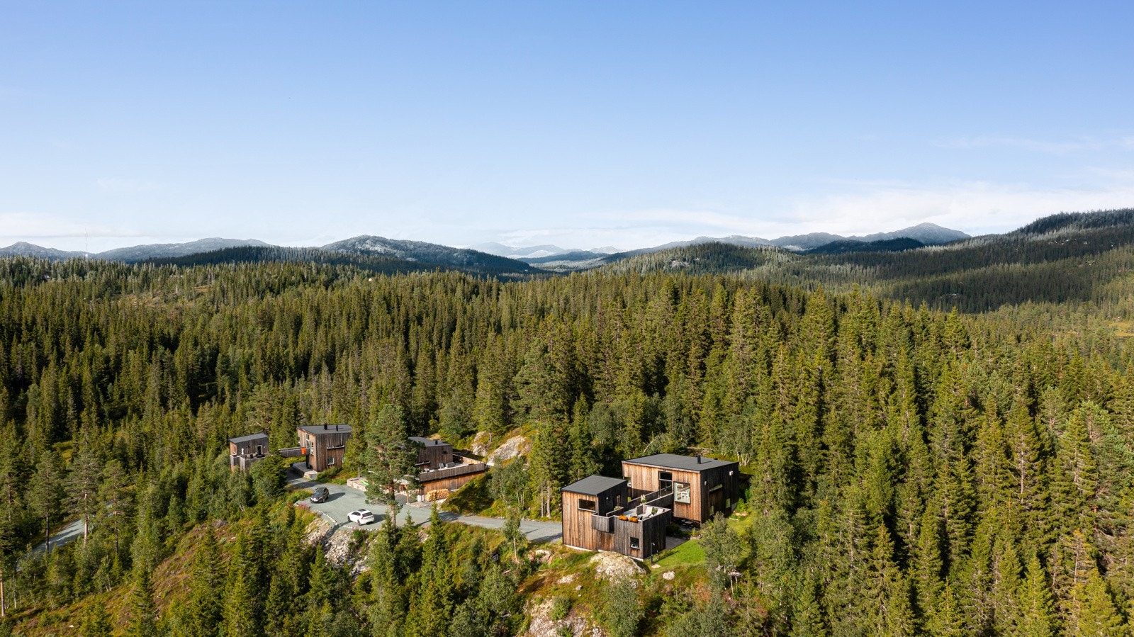 Øyfjell er en levende bygd med mye aktiviteter for store og små! På vinterstid kan man koble seg på det ca 50 km lange løypenettet, rett bortenfor huset. Galleribilde